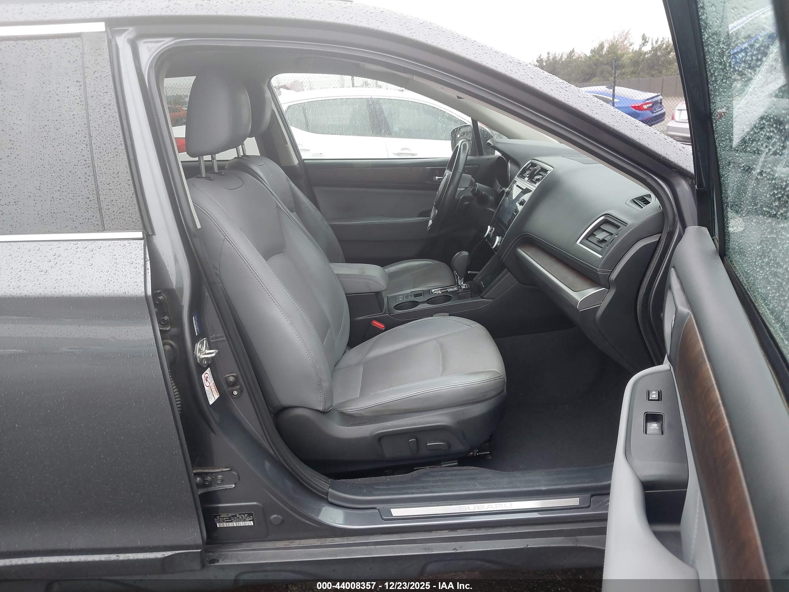 SUBARU OUTBACK image 5