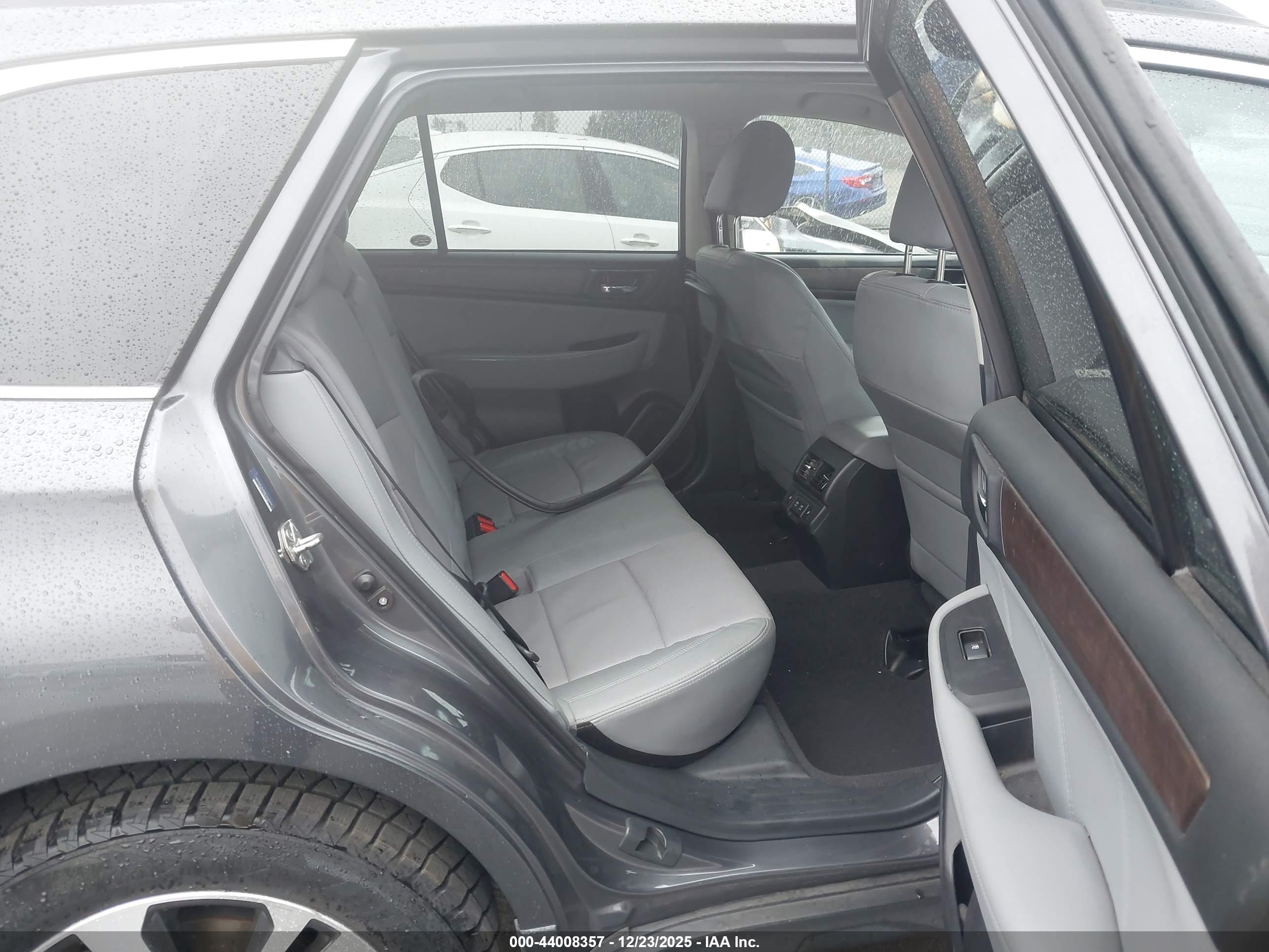 SUBARU OUTBACK image 8