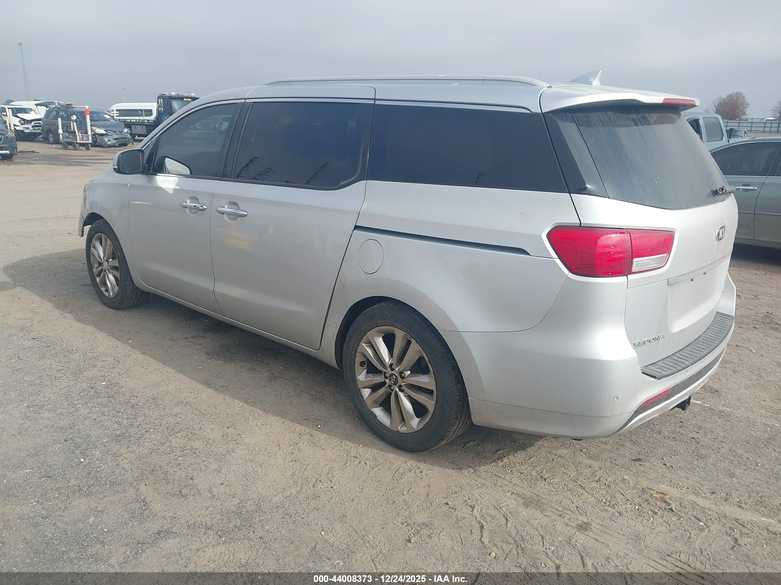 KIA SEDONA image 3