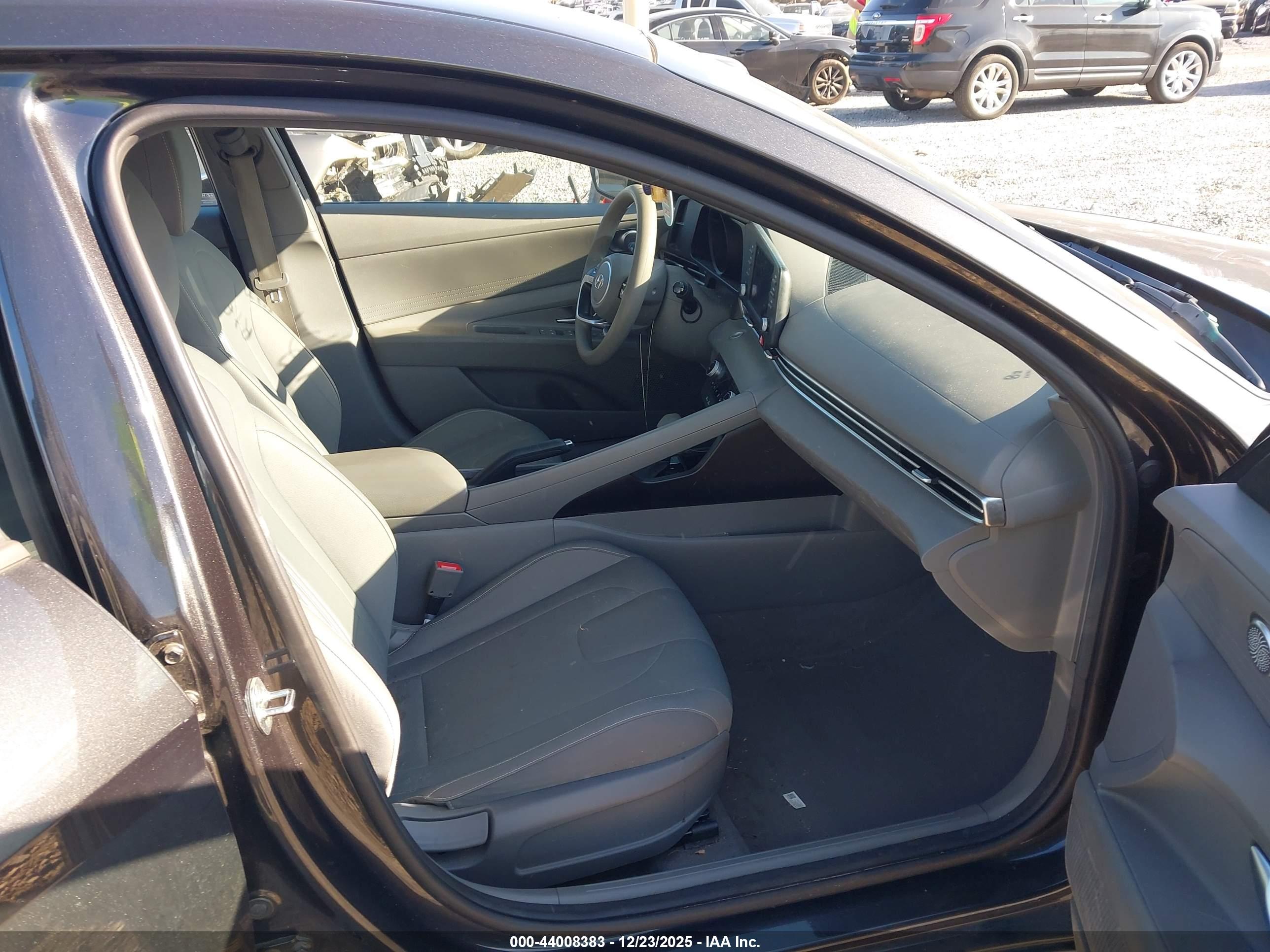 HYUNDAI ELANTRA image 5