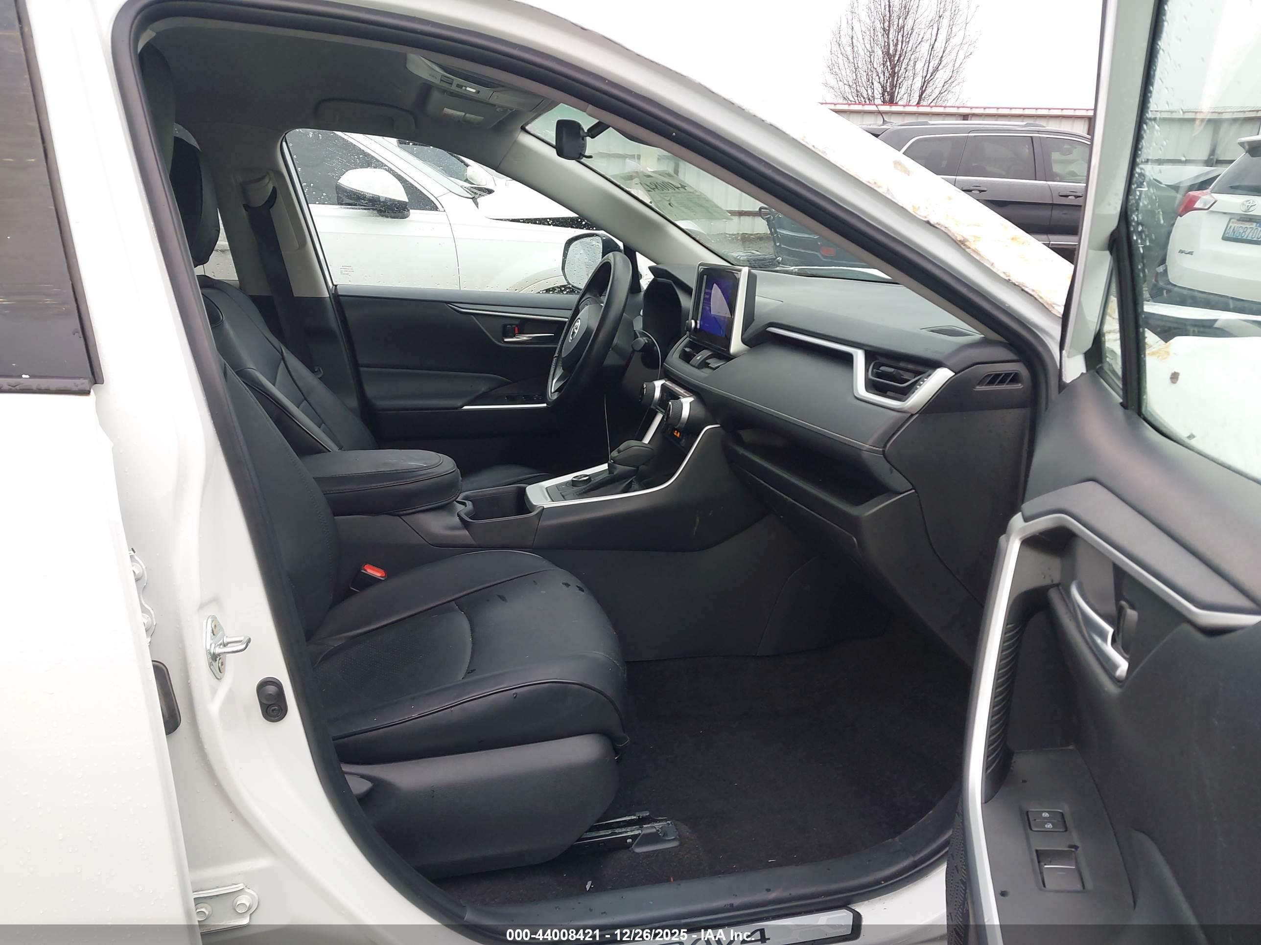 TOYOTA RAV4 image 5