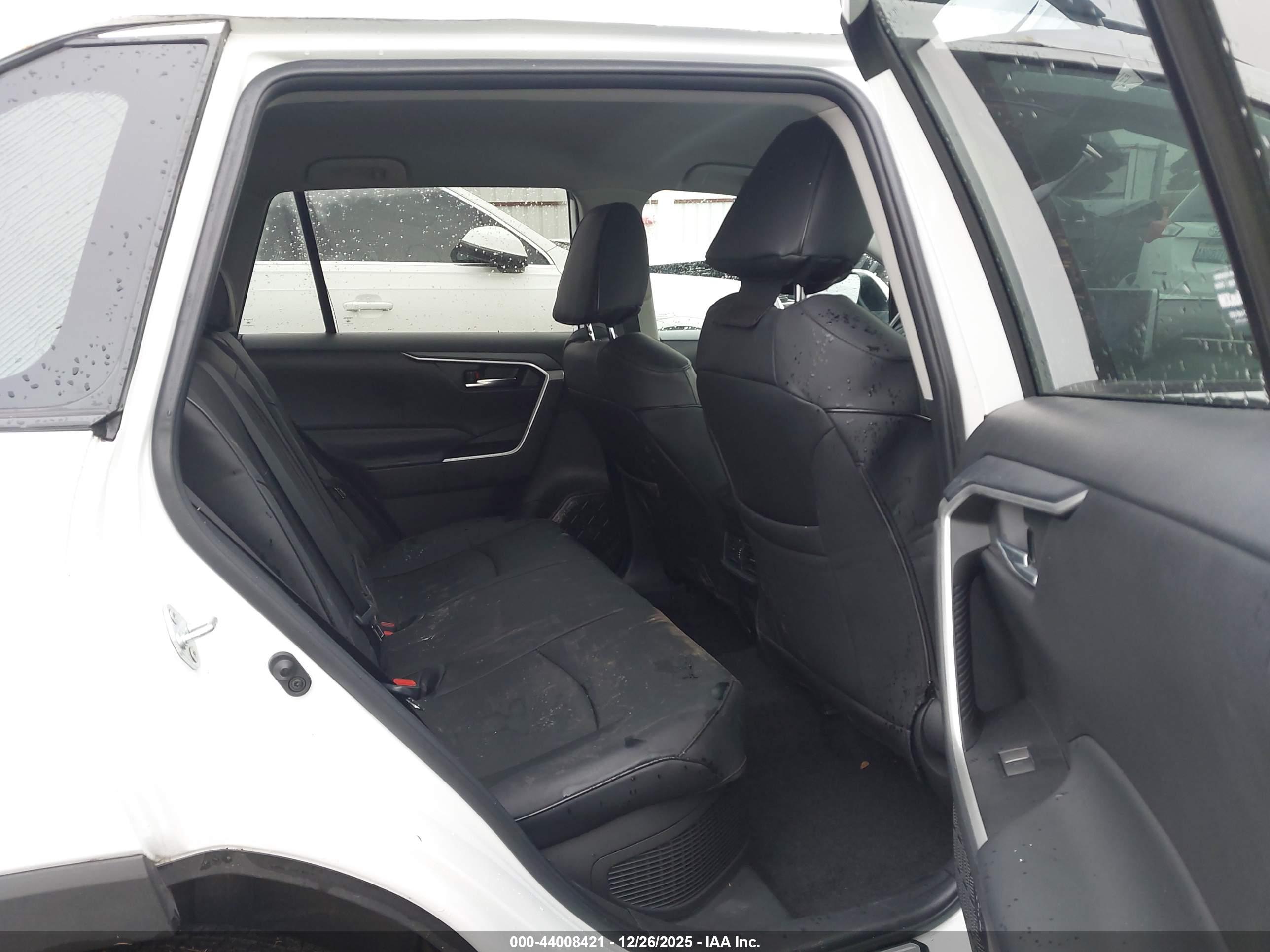 TOYOTA RAV4 image 8