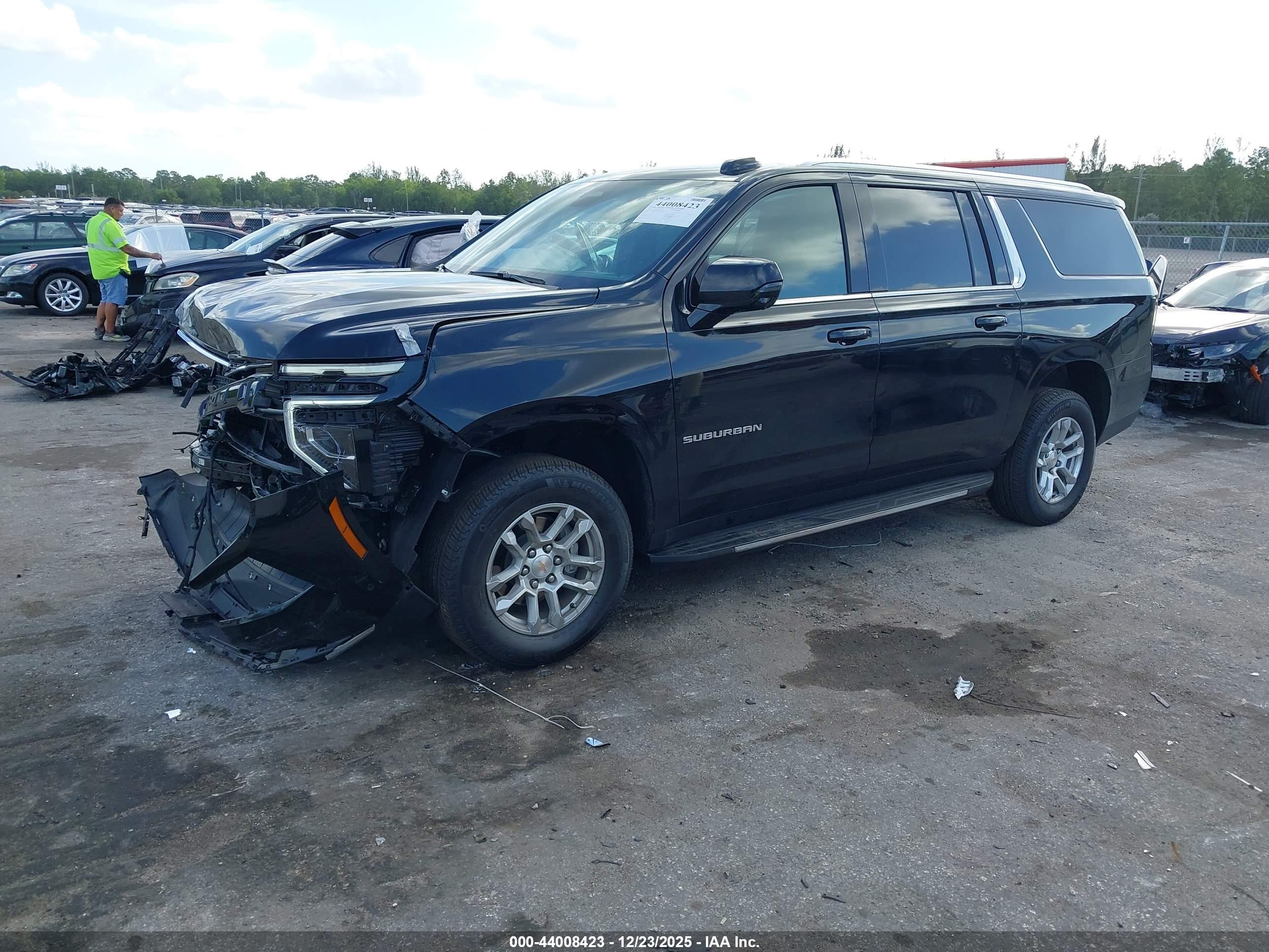 CHEVROLET SUBURBAN image 2