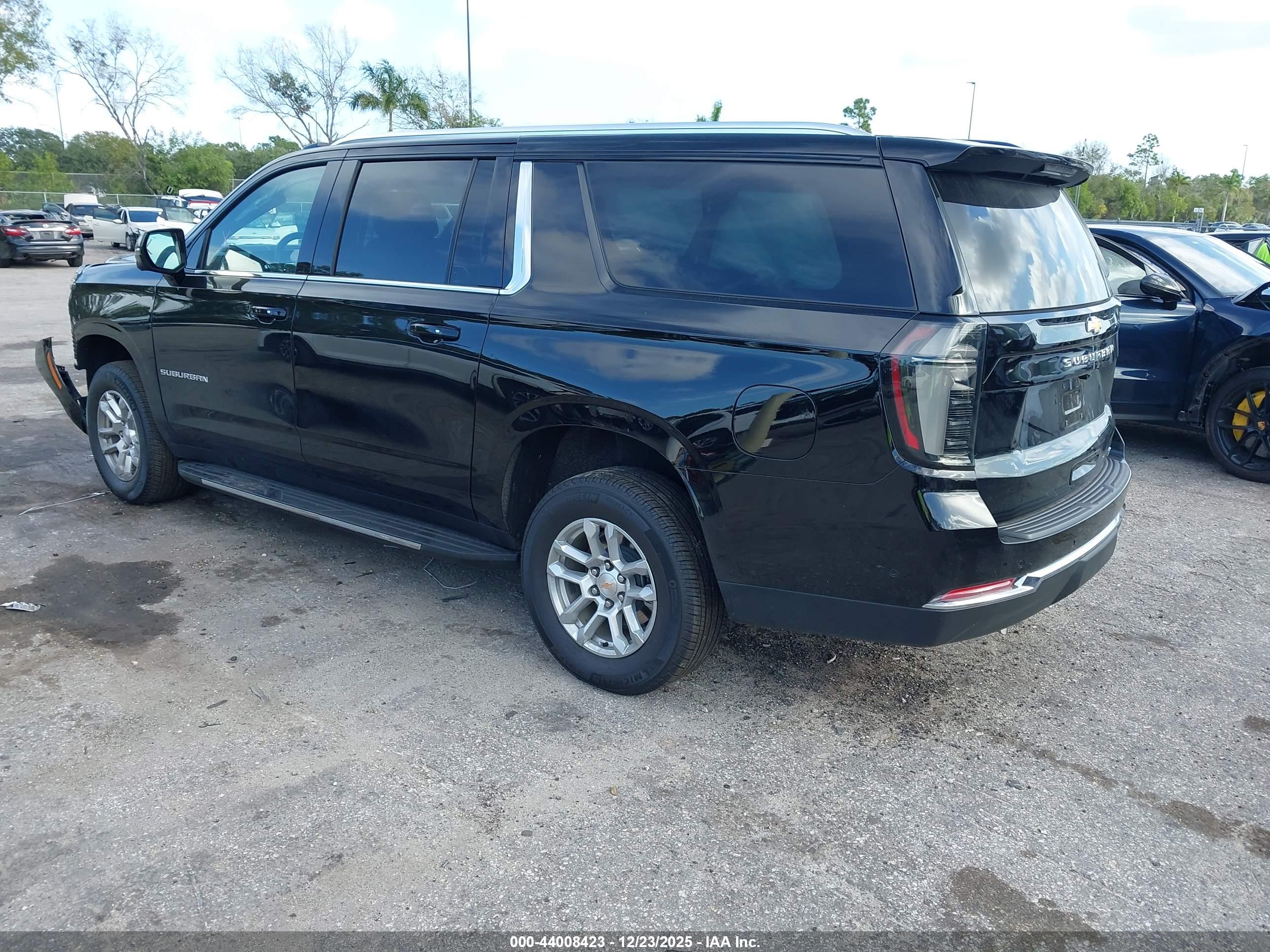 CHEVROLET SUBURBAN image 3