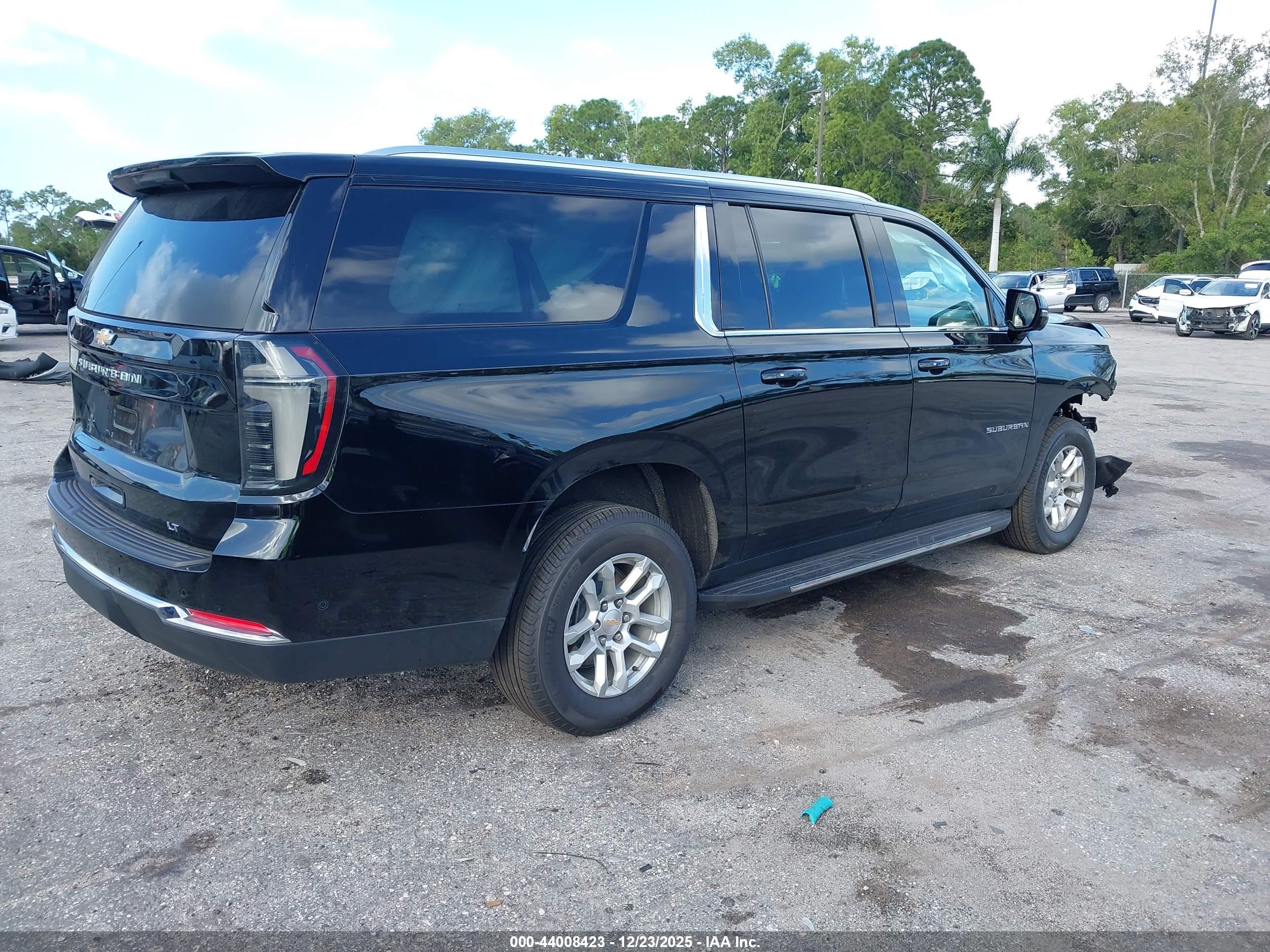 CHEVROLET SUBURBAN image 4