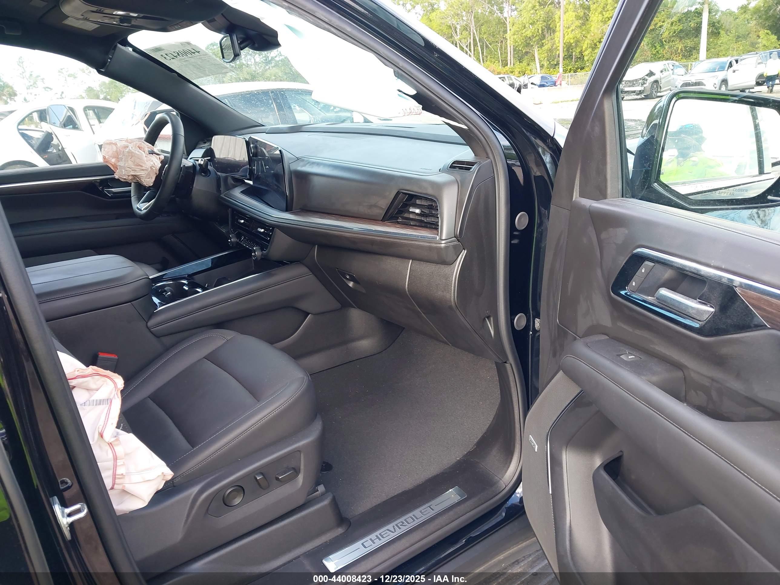 CHEVROLET SUBURBAN image 5