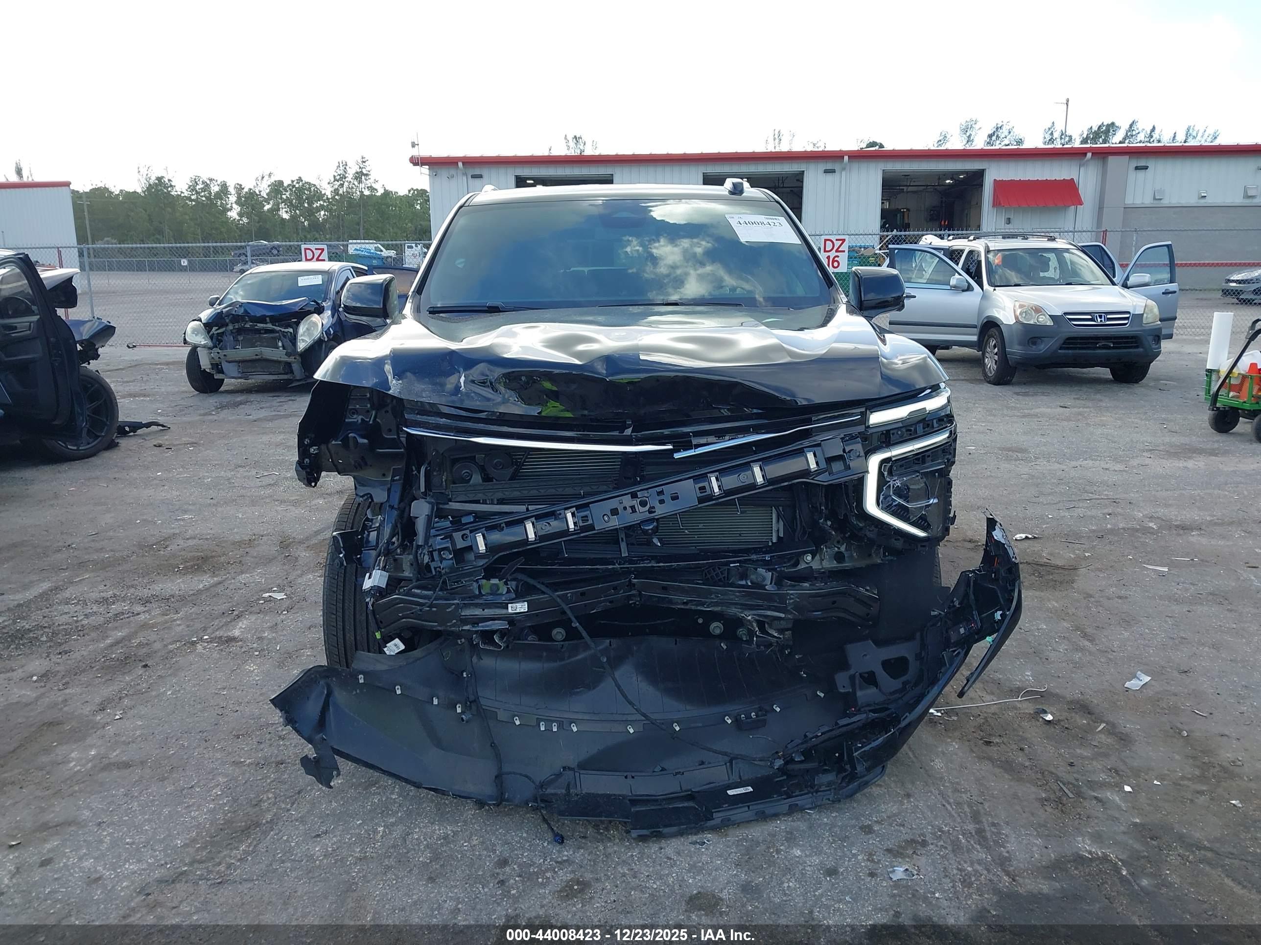 CHEVROLET SUBURBAN image 6