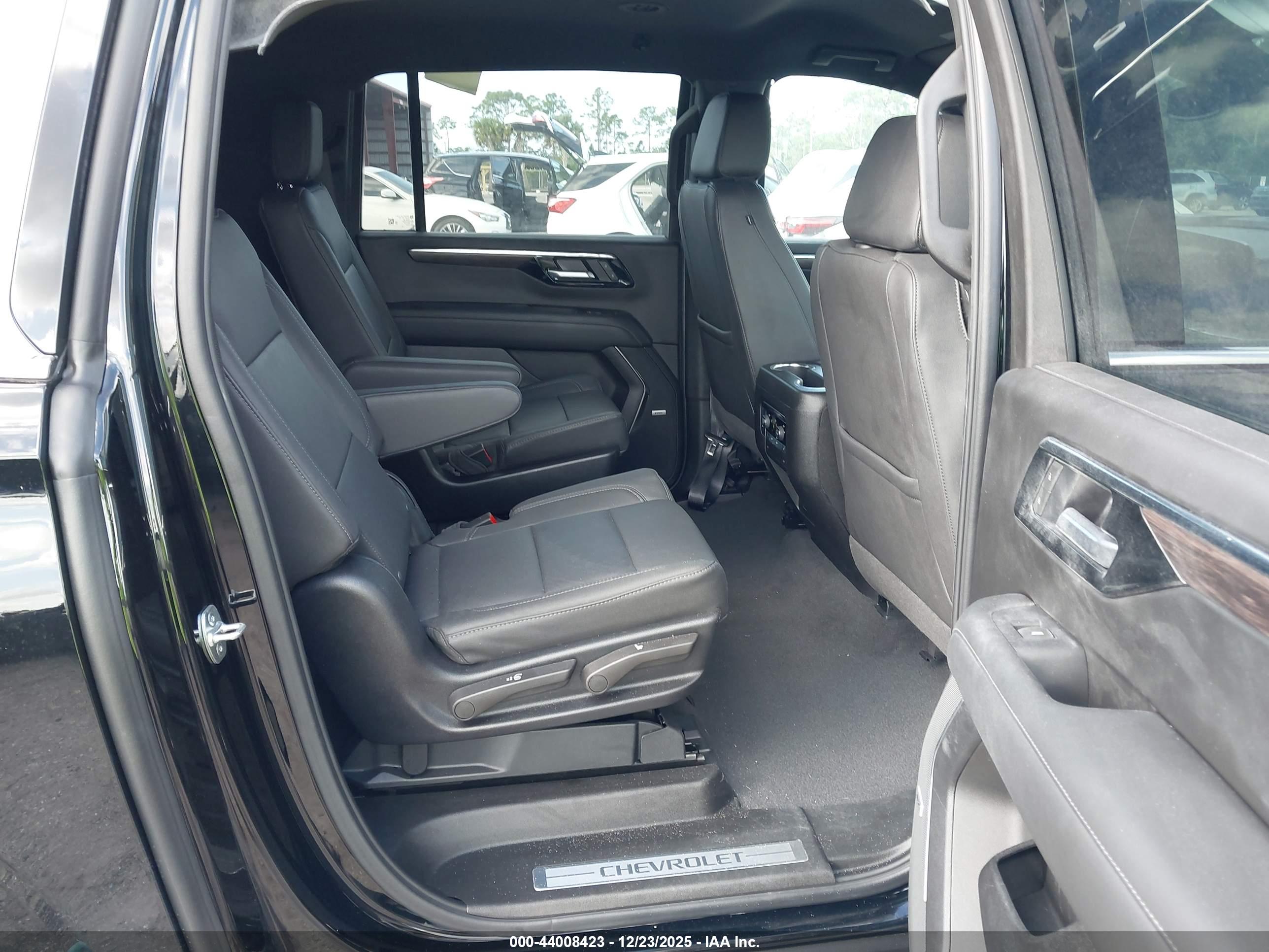 CHEVROLET SUBURBAN image 8