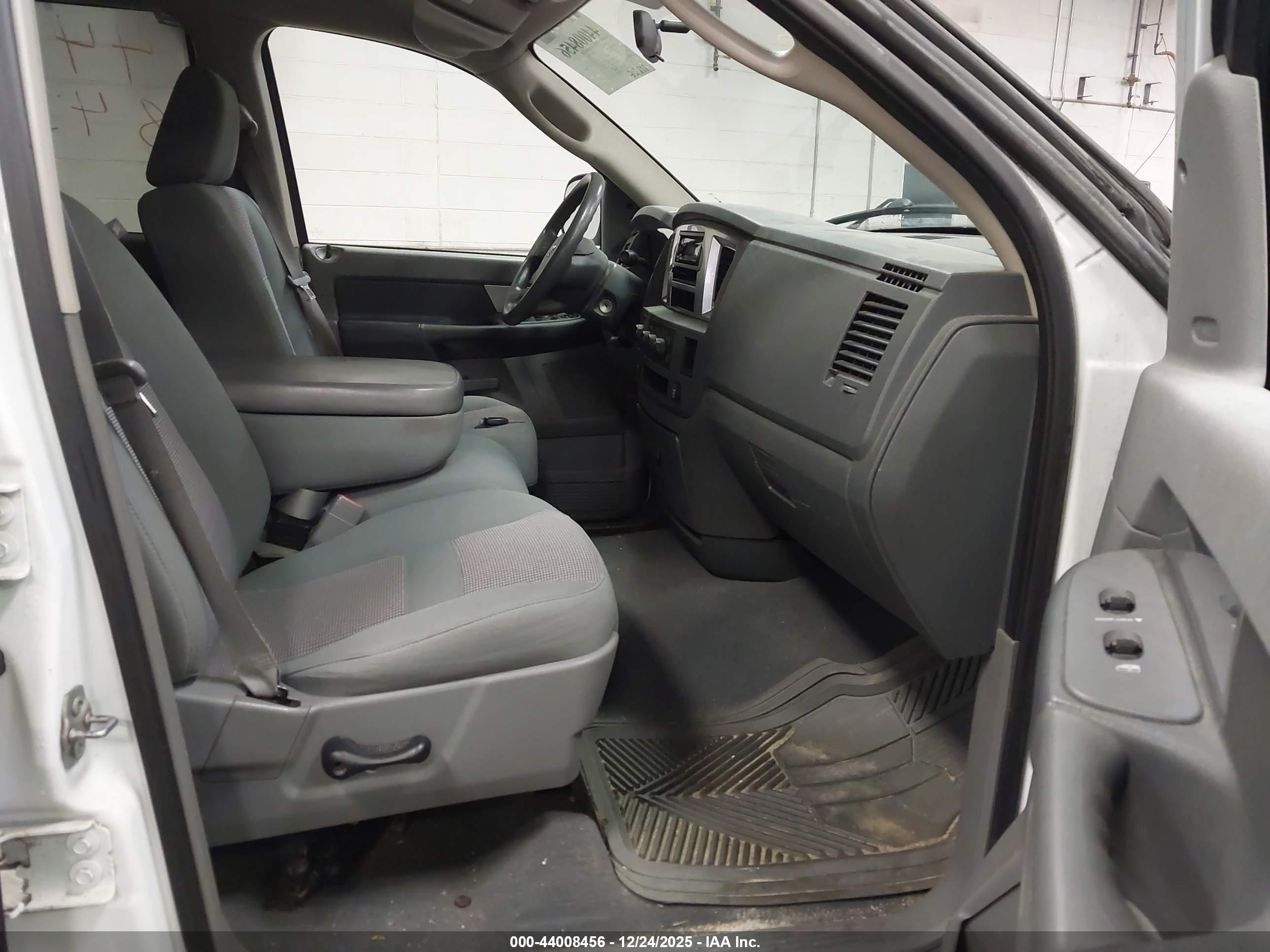 DODGE RAM image 5