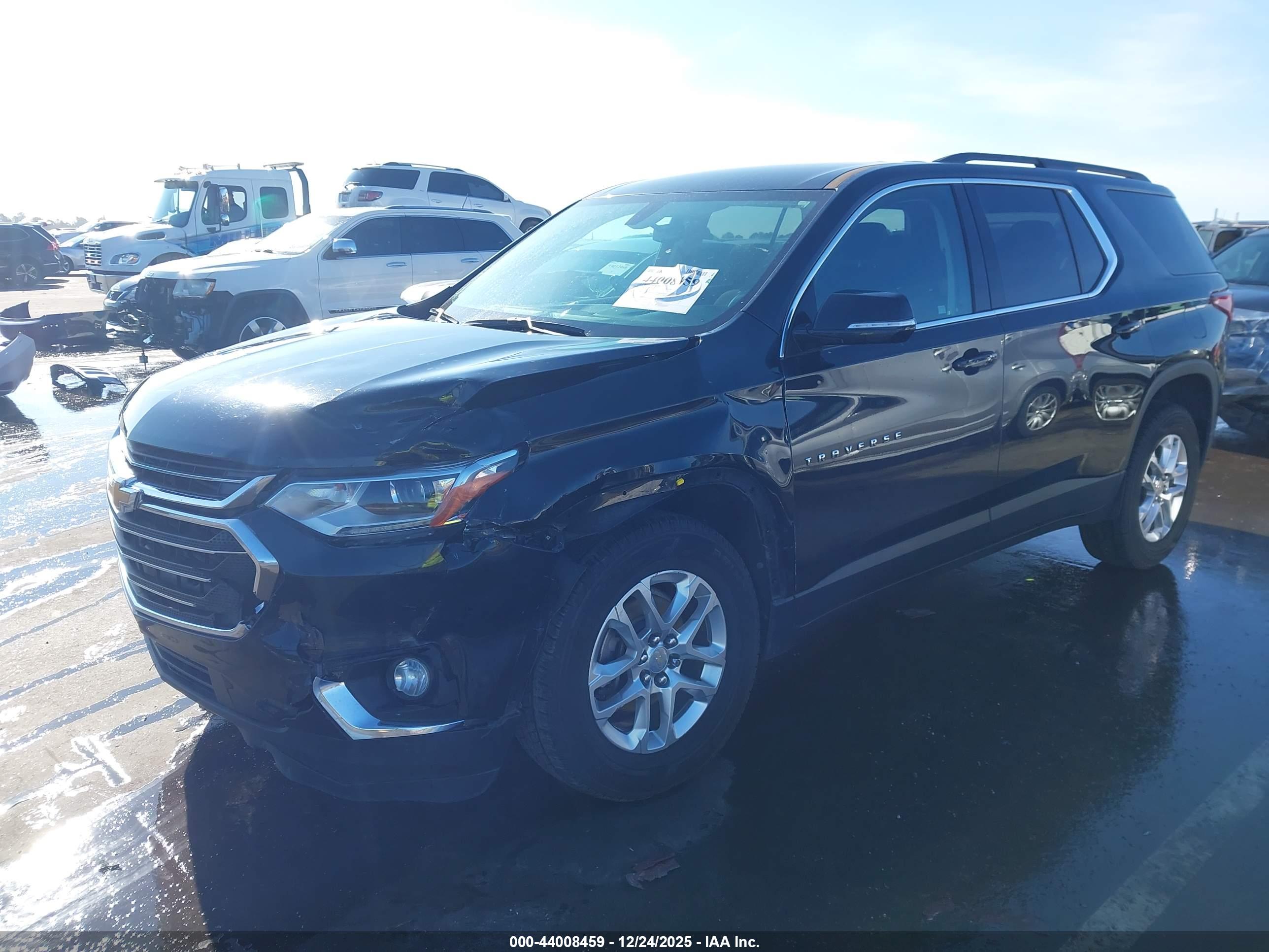 CHEVROLET TRAVERSE image 2