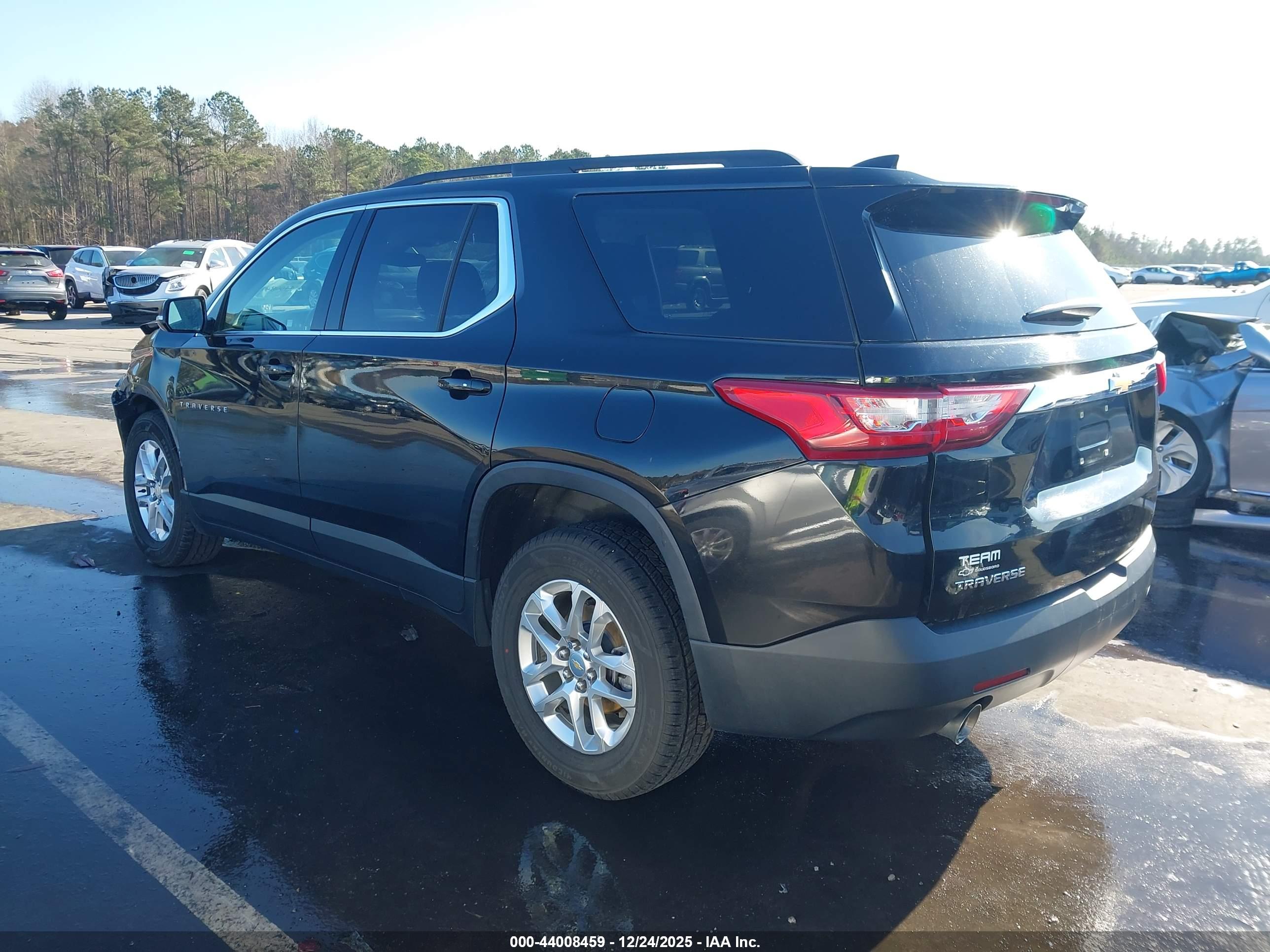 CHEVROLET TRAVERSE image 3