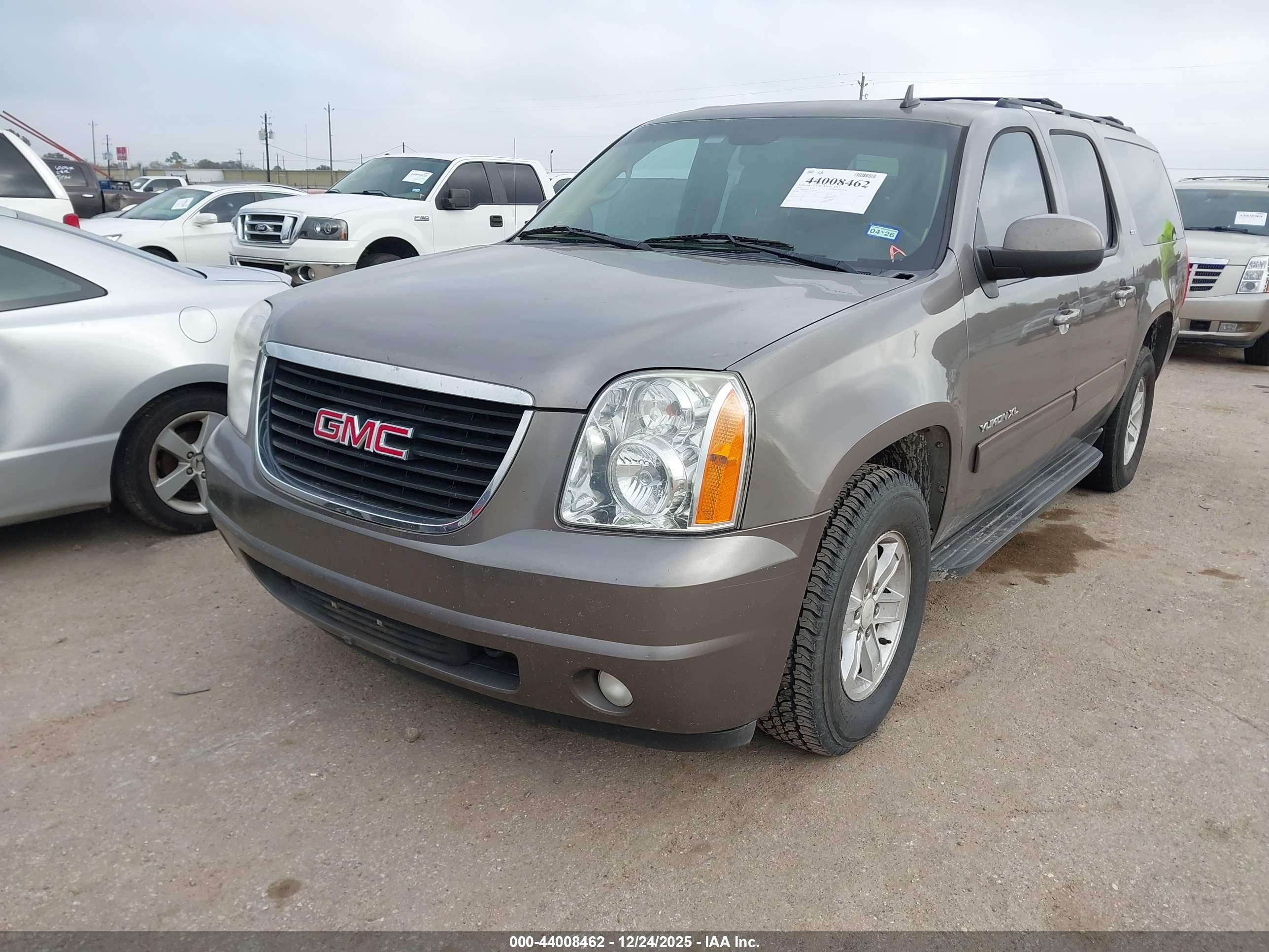 GMC YUKON image 2