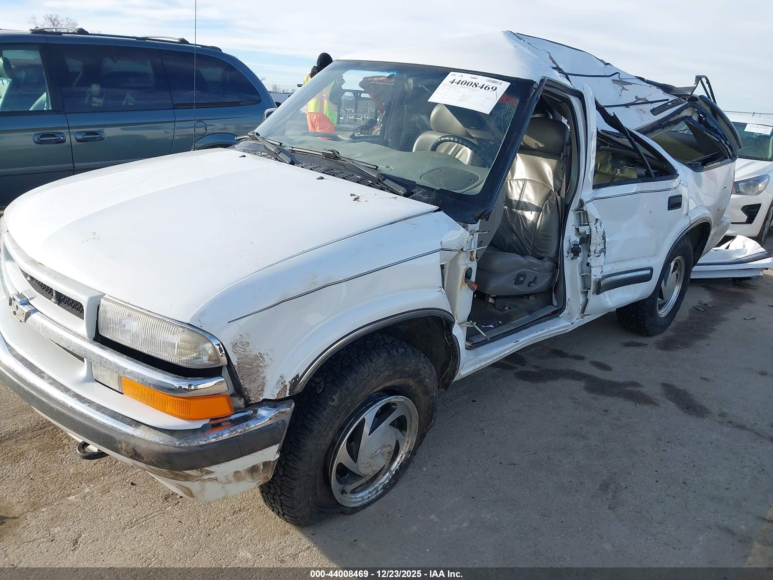 CHEVROLET BLAZER image 2