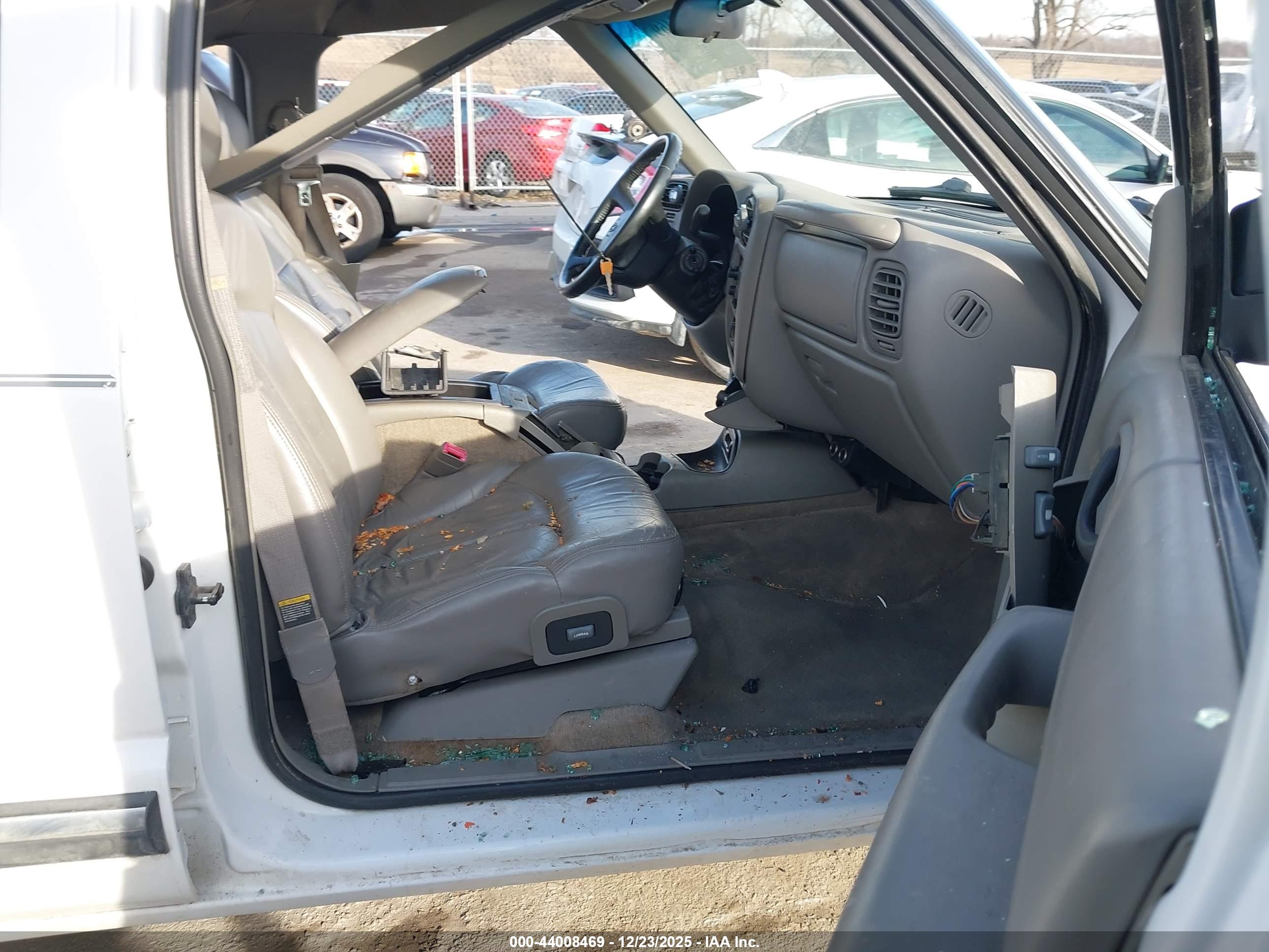 CHEVROLET BLAZER image 5