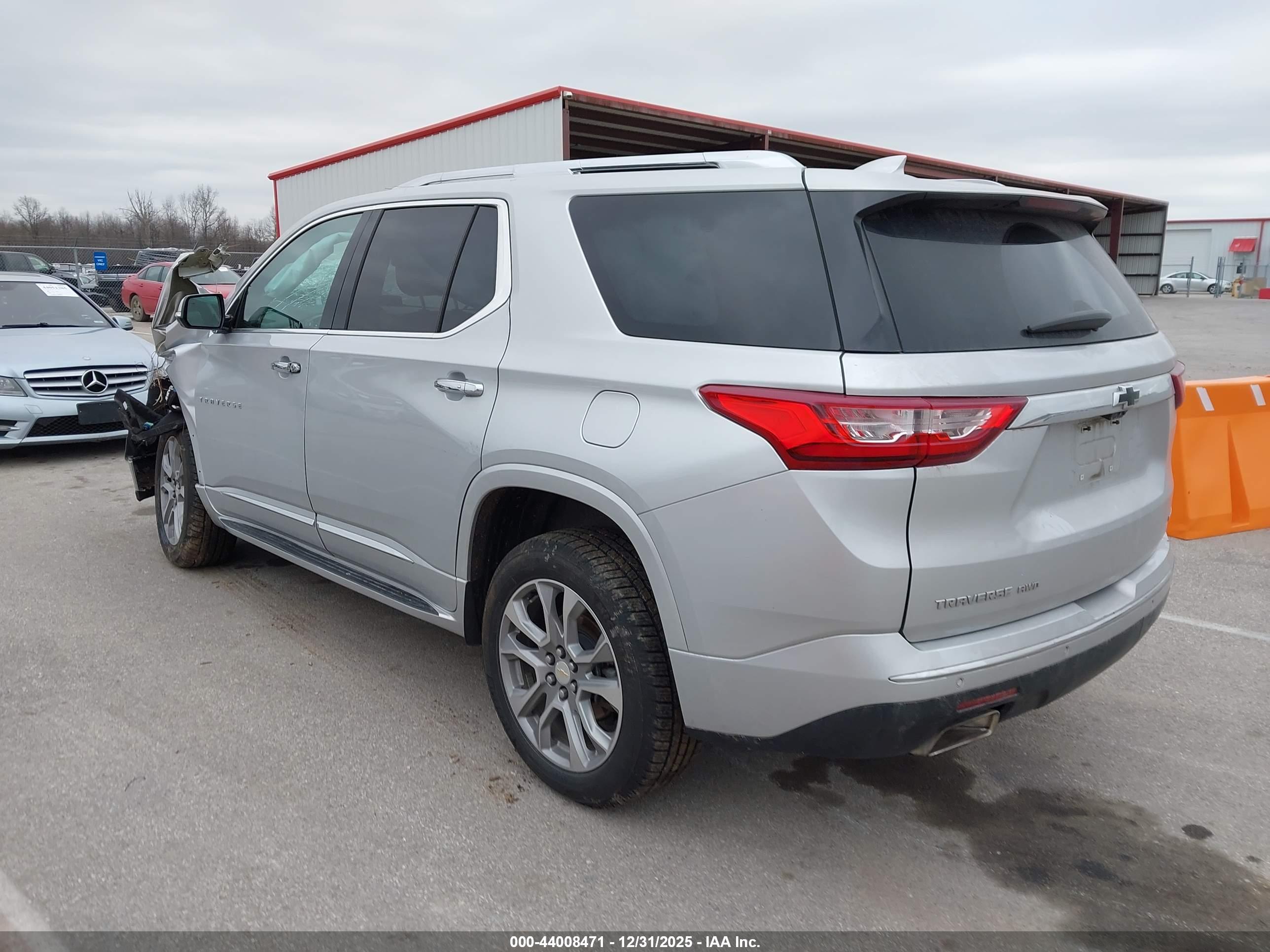 CHEVROLET TRAVERSE image 3