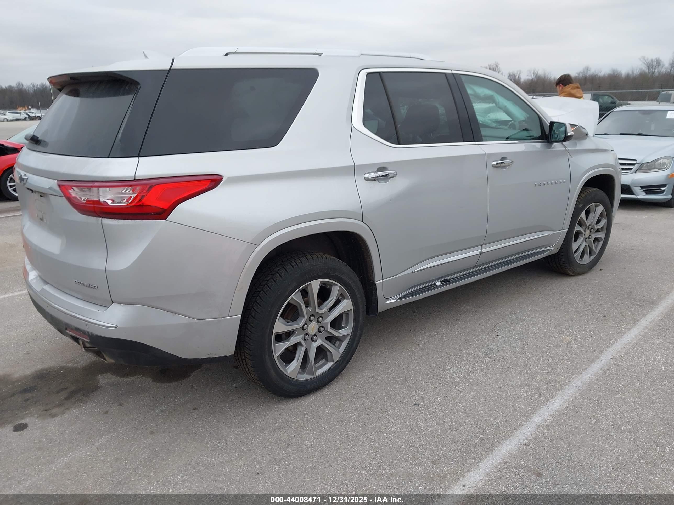 CHEVROLET TRAVERSE image 4