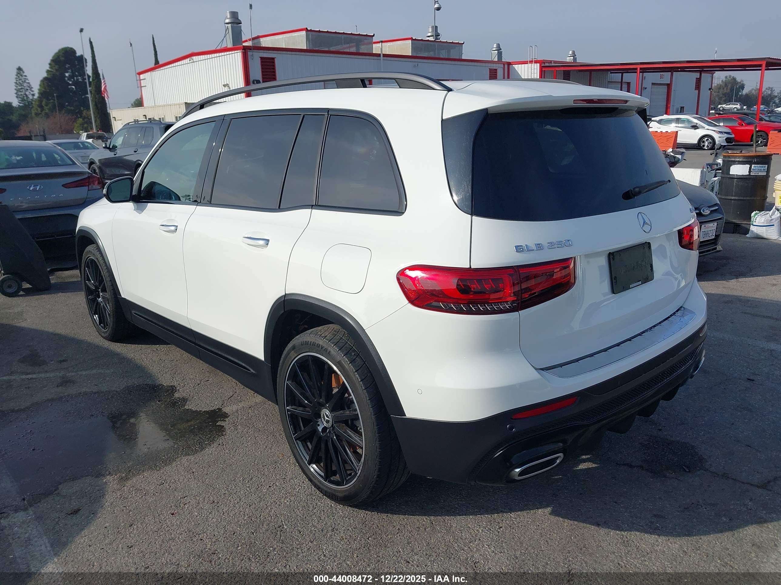 MERCEDES-BENZ GLB image 3