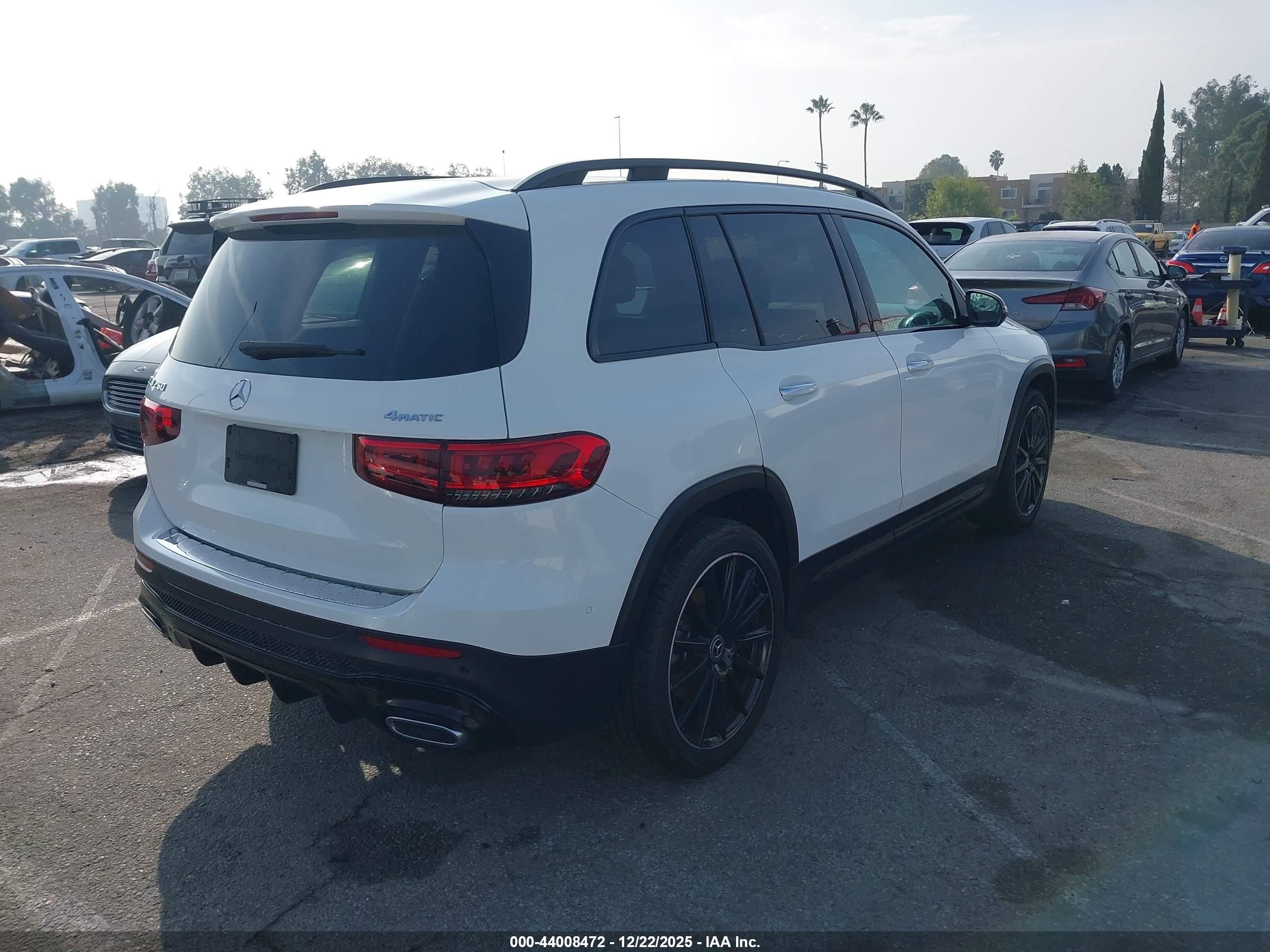 MERCEDES-BENZ GLB image 4
