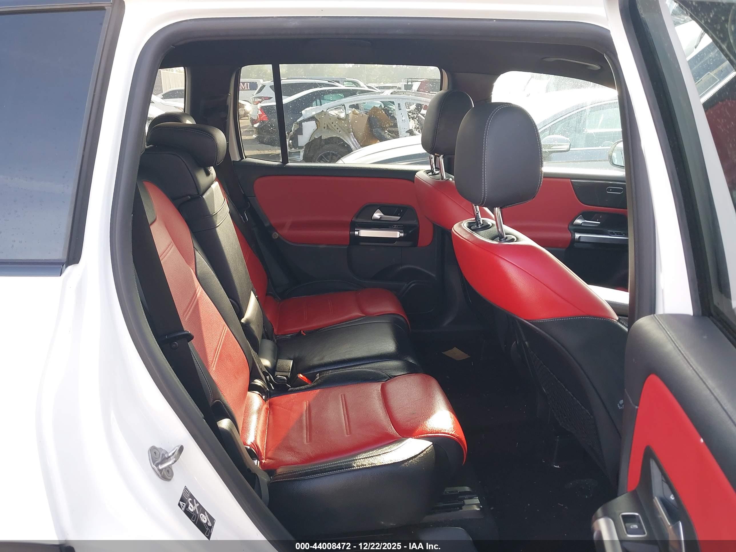 MERCEDES-BENZ GLB image 8