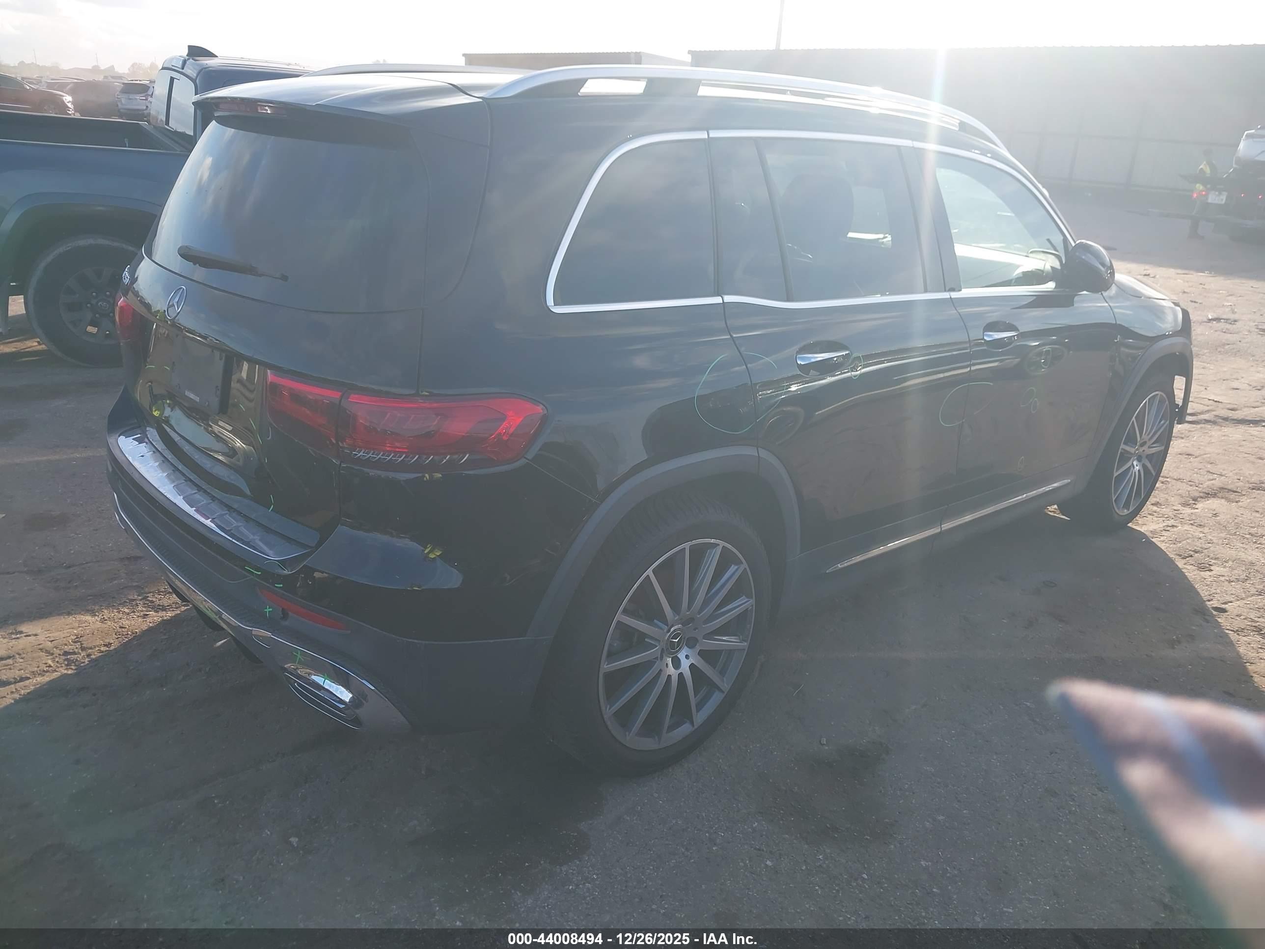 MERCEDES-BENZ GLB image 4