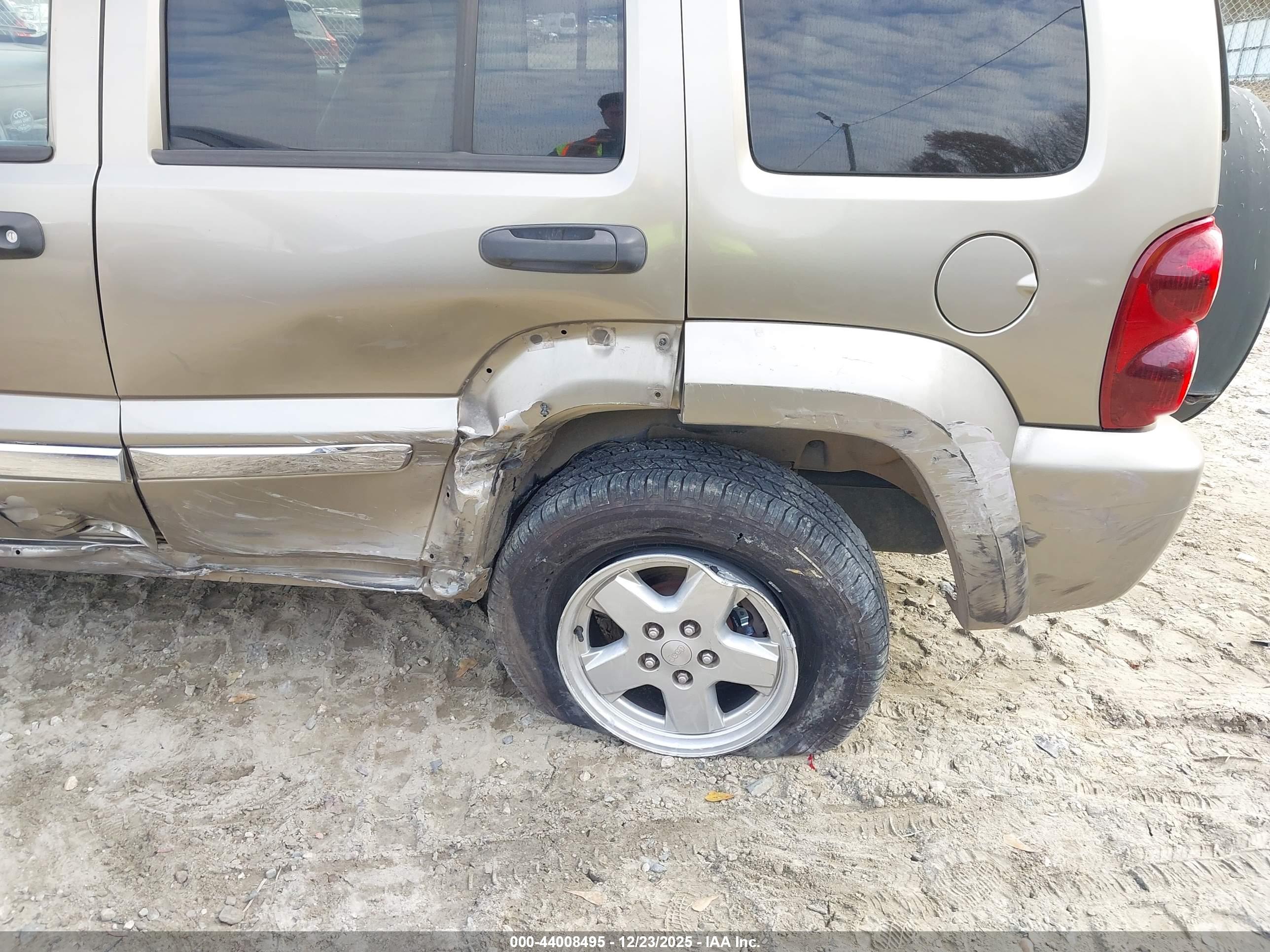 JEEP LIBERTY image 6