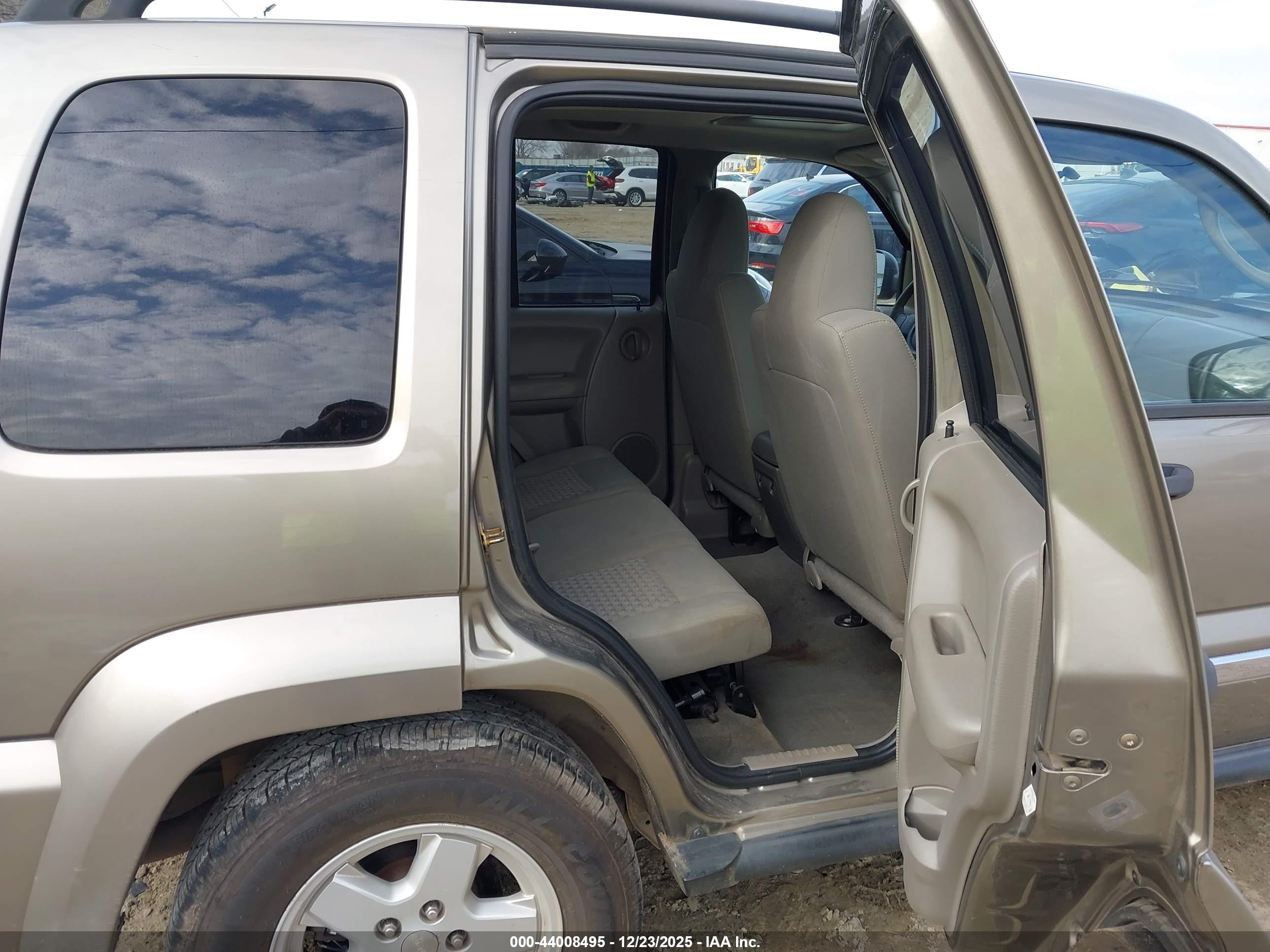 JEEP LIBERTY image 8
