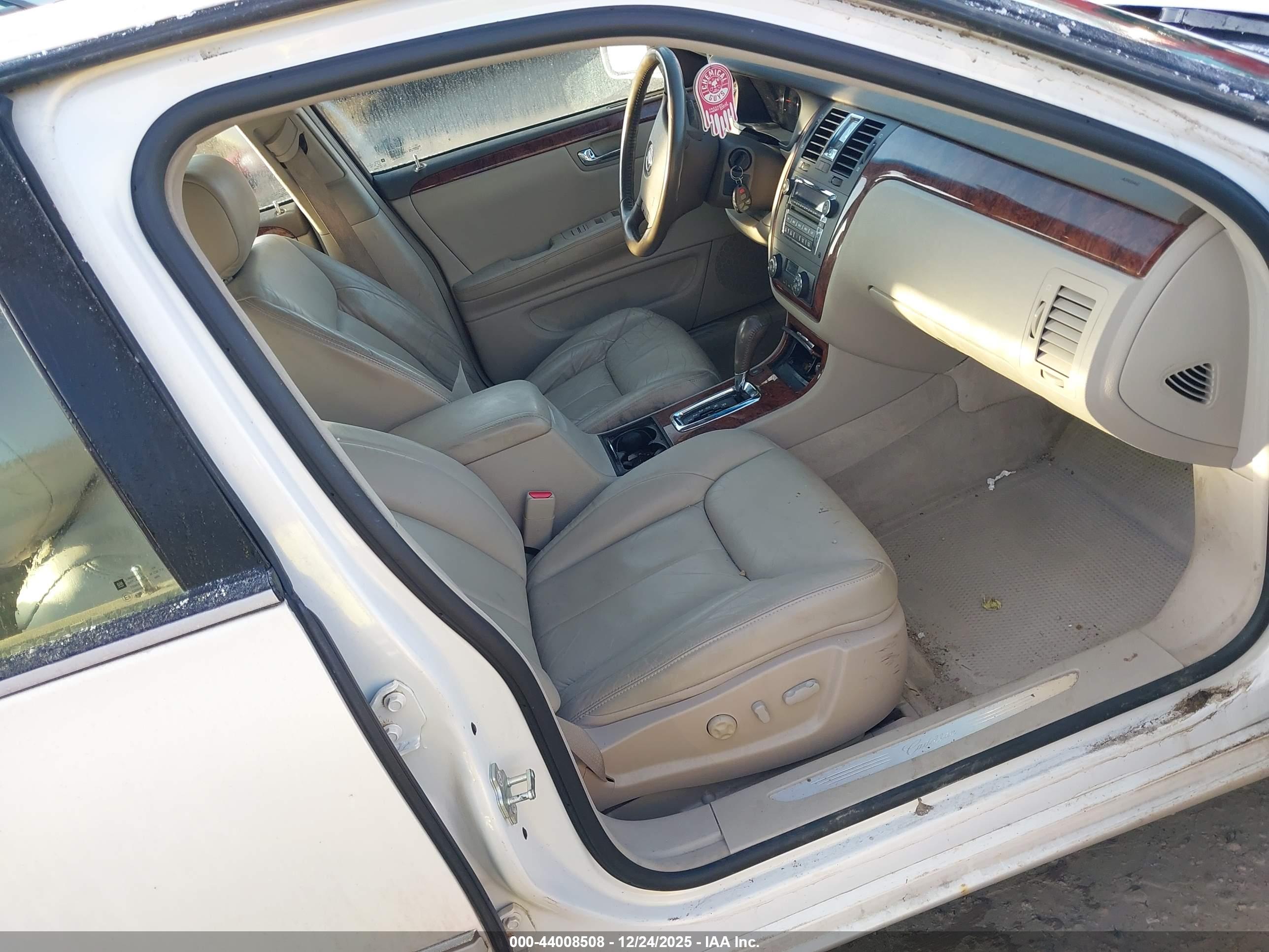 CADILLAC DTS image 5