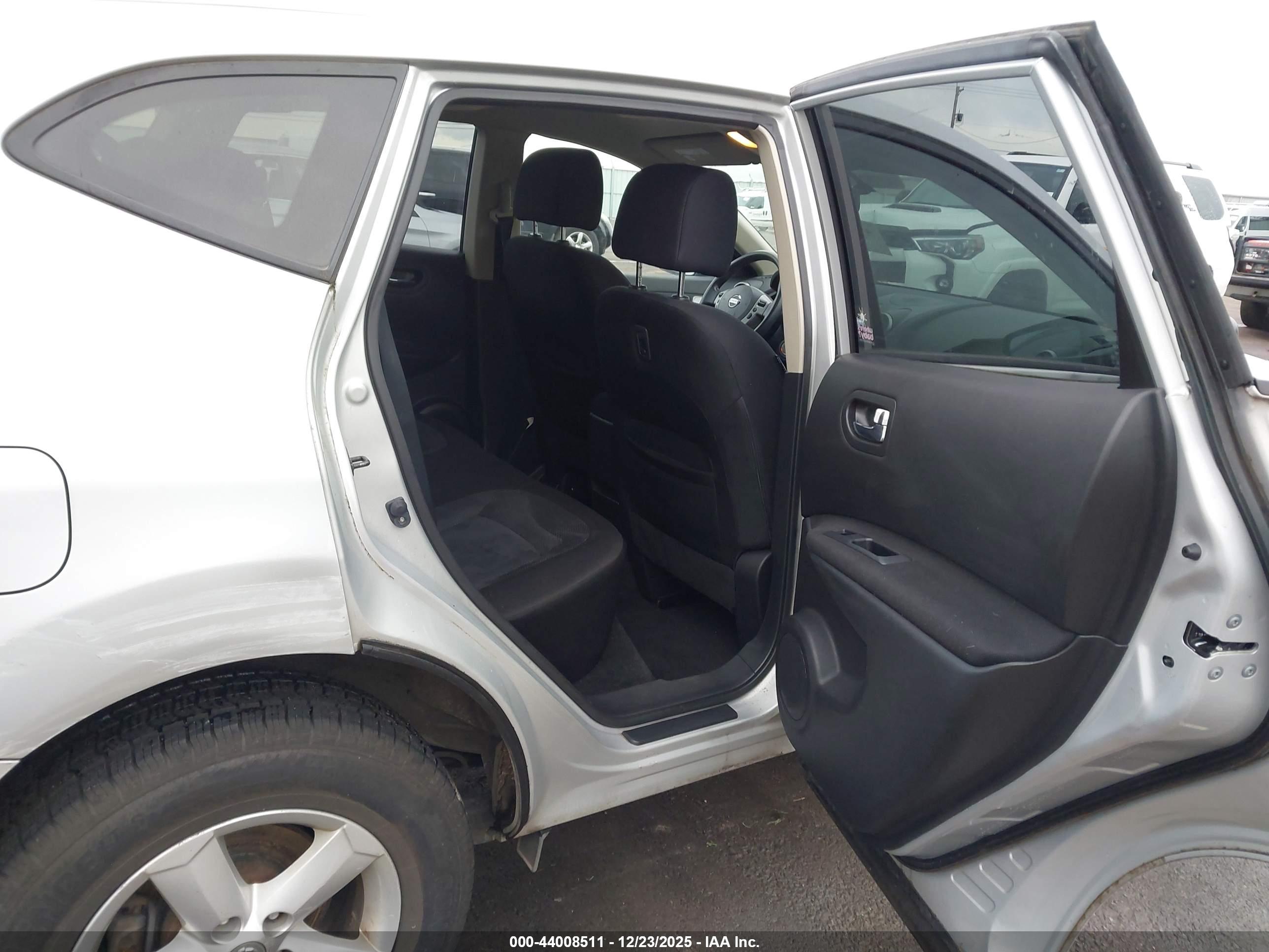 NISSAN ROGUE image 8