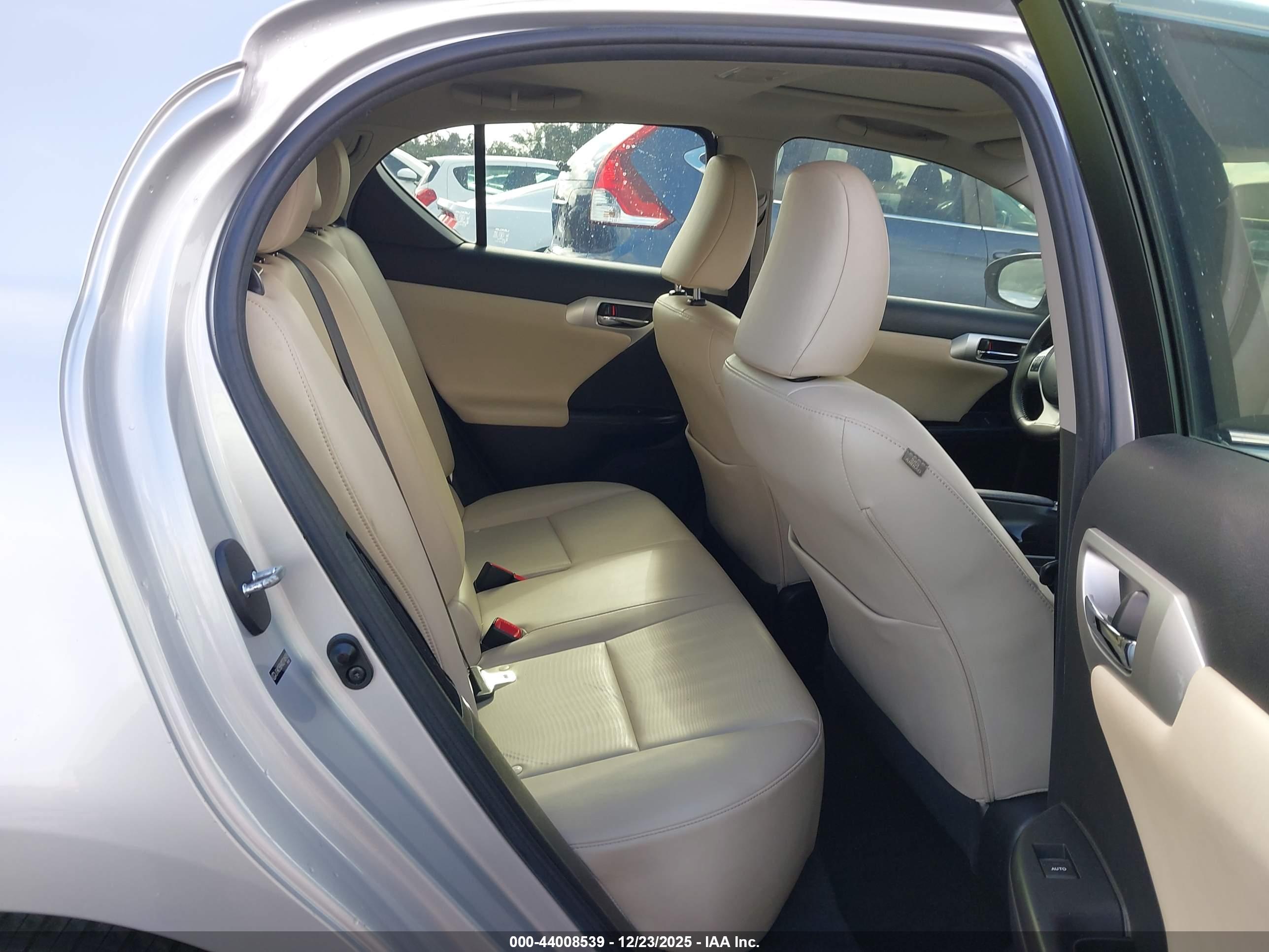 LEXUS CT image 8