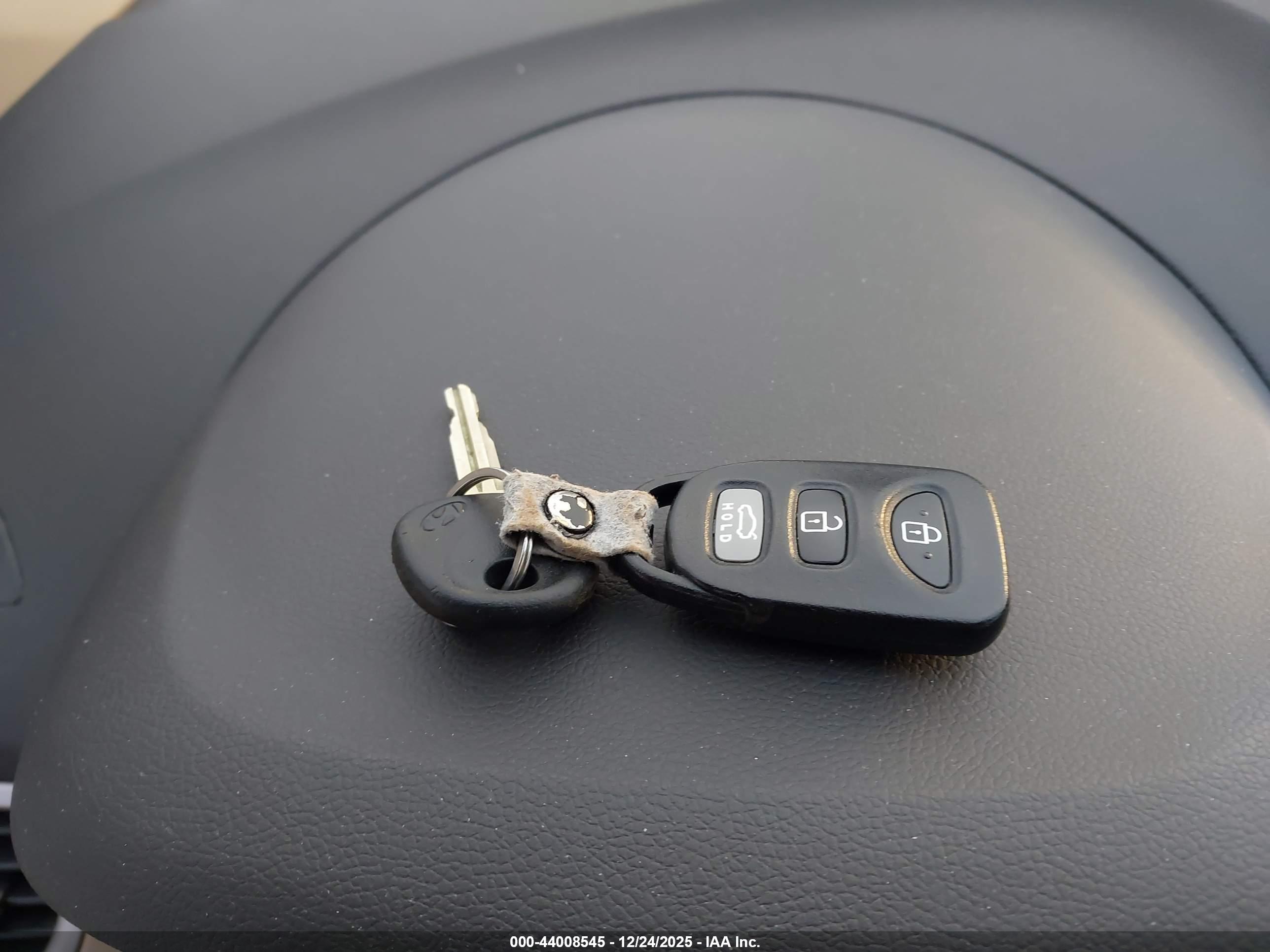 HYUNDAI ELANTRA image 11
