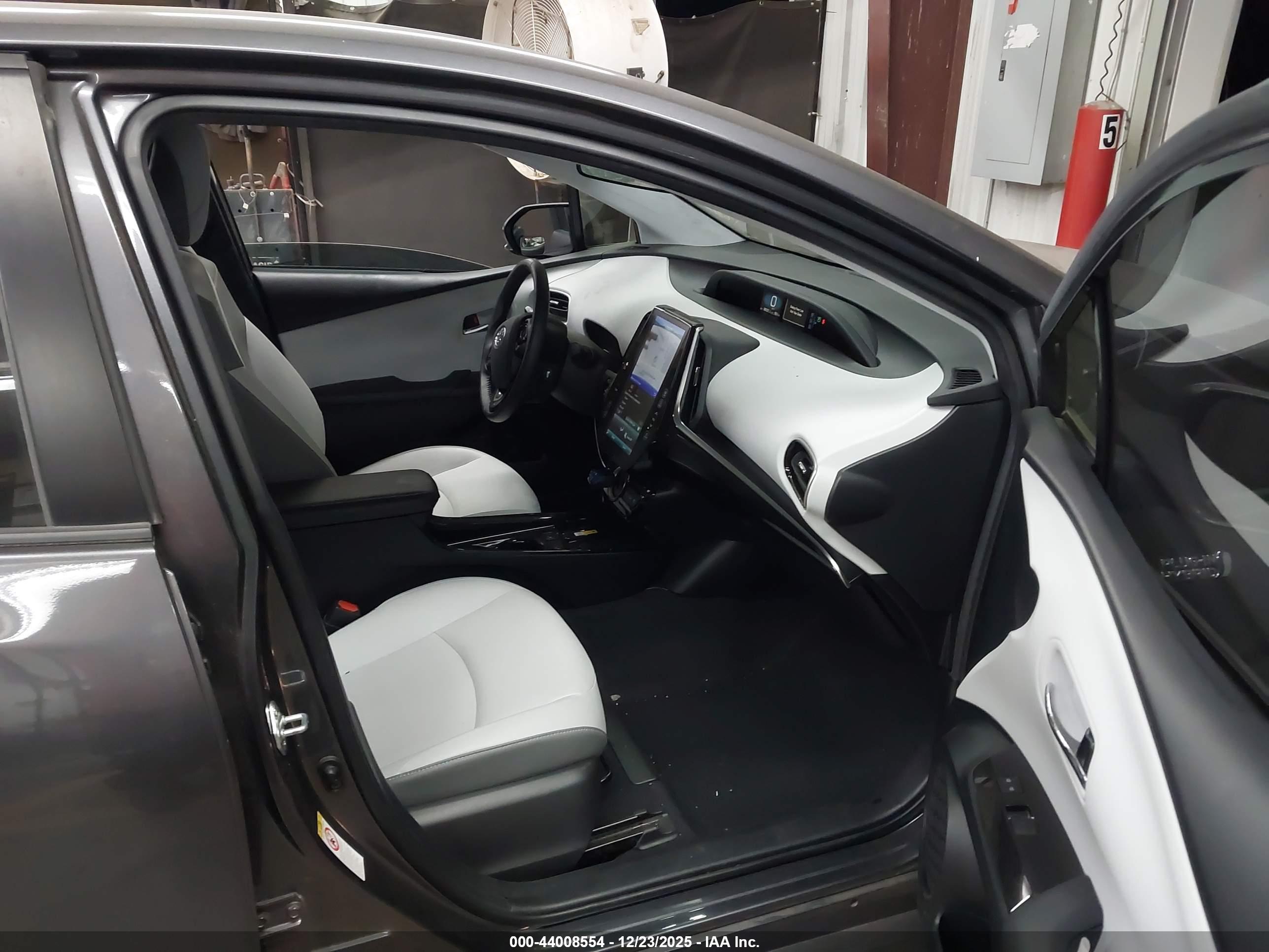 TOYOTA PRIUS image 5