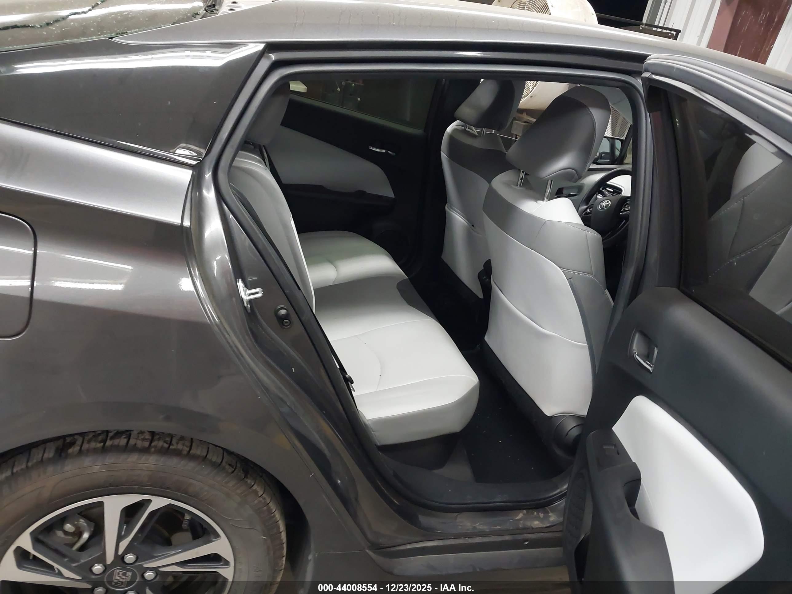TOYOTA PRIUS image 8