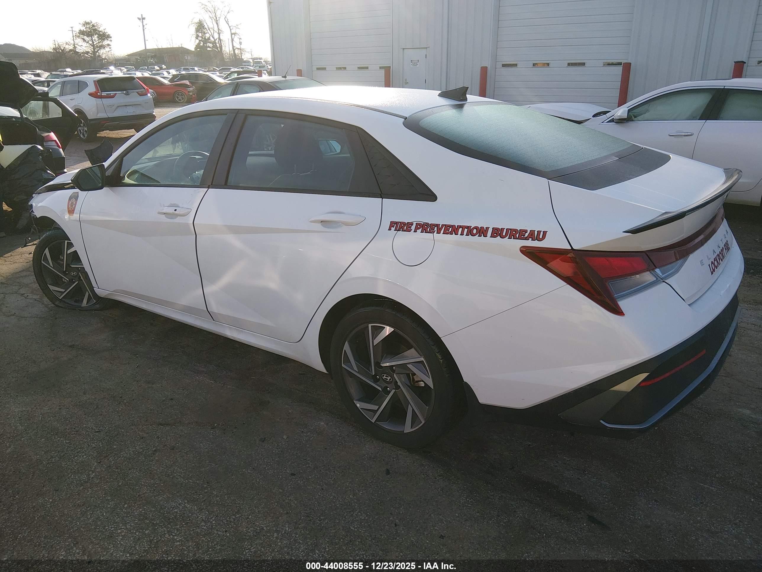 HYUNDAI ELANTRA image 3