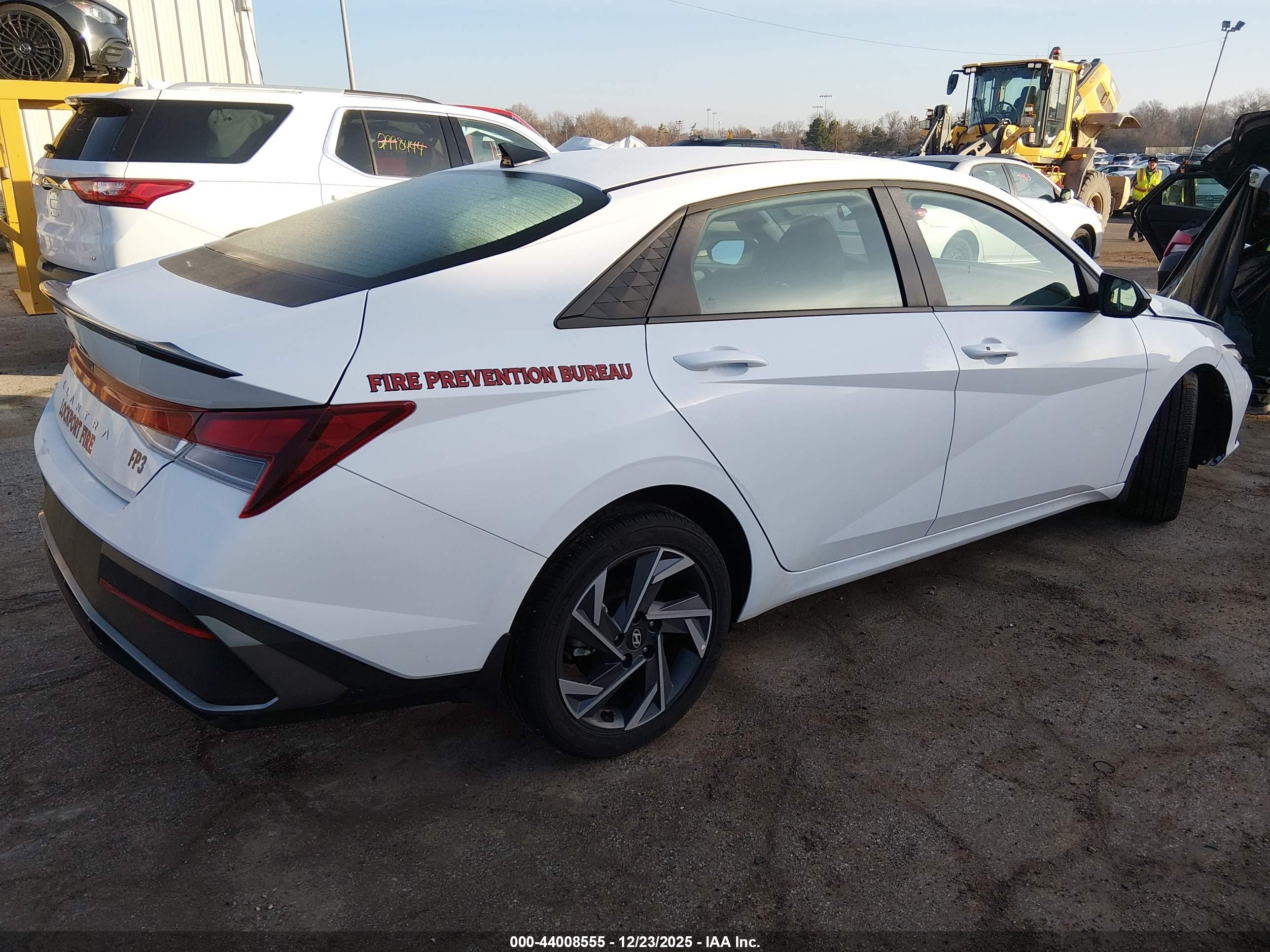 HYUNDAI ELANTRA image 4