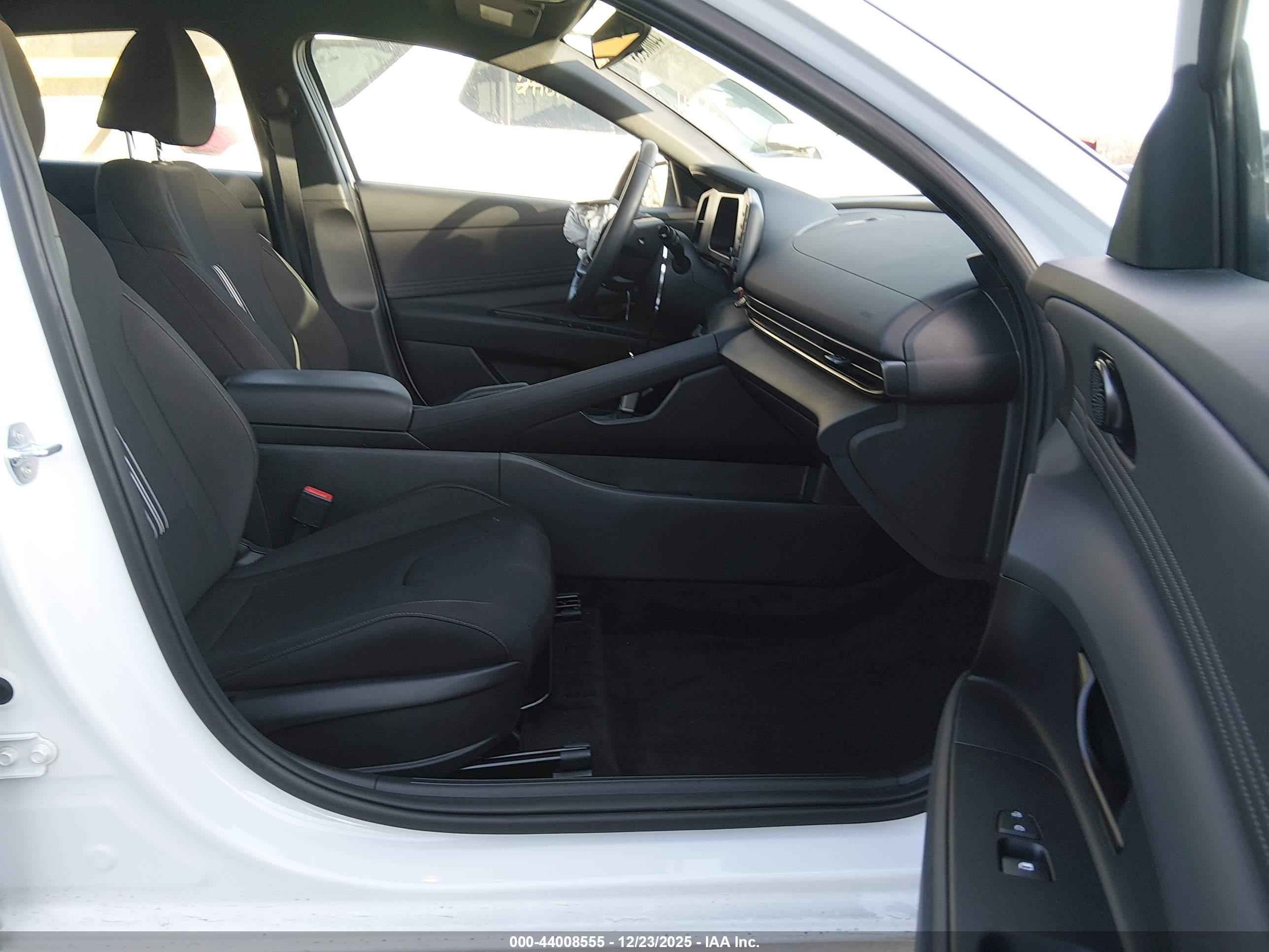 HYUNDAI ELANTRA image 5