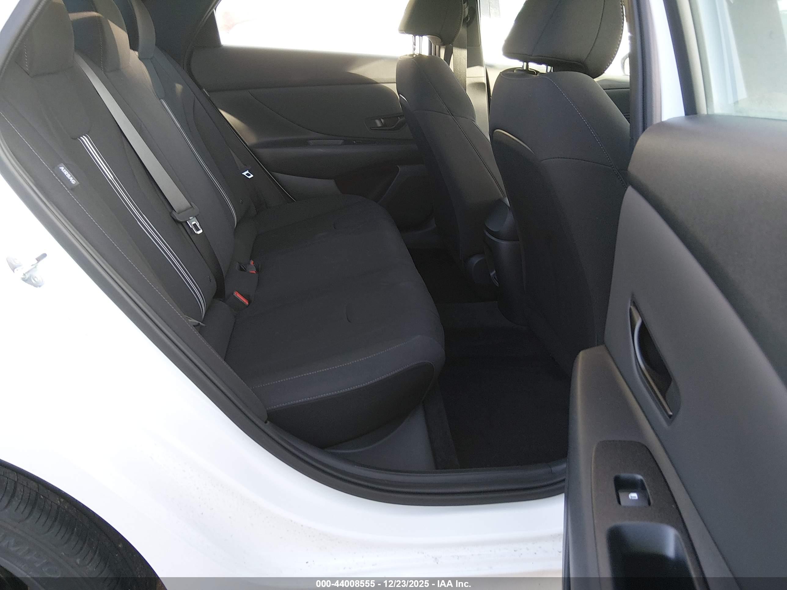 HYUNDAI ELANTRA image 8