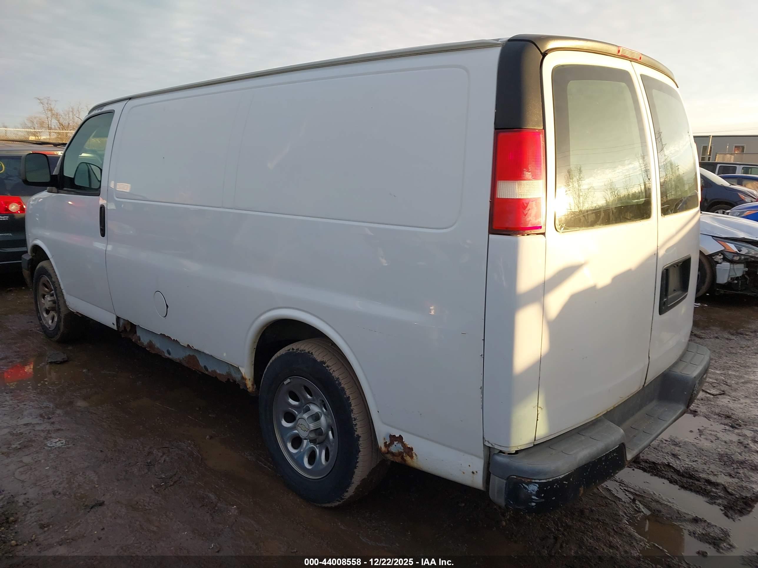 CHEVROLET EXPRESS image 3