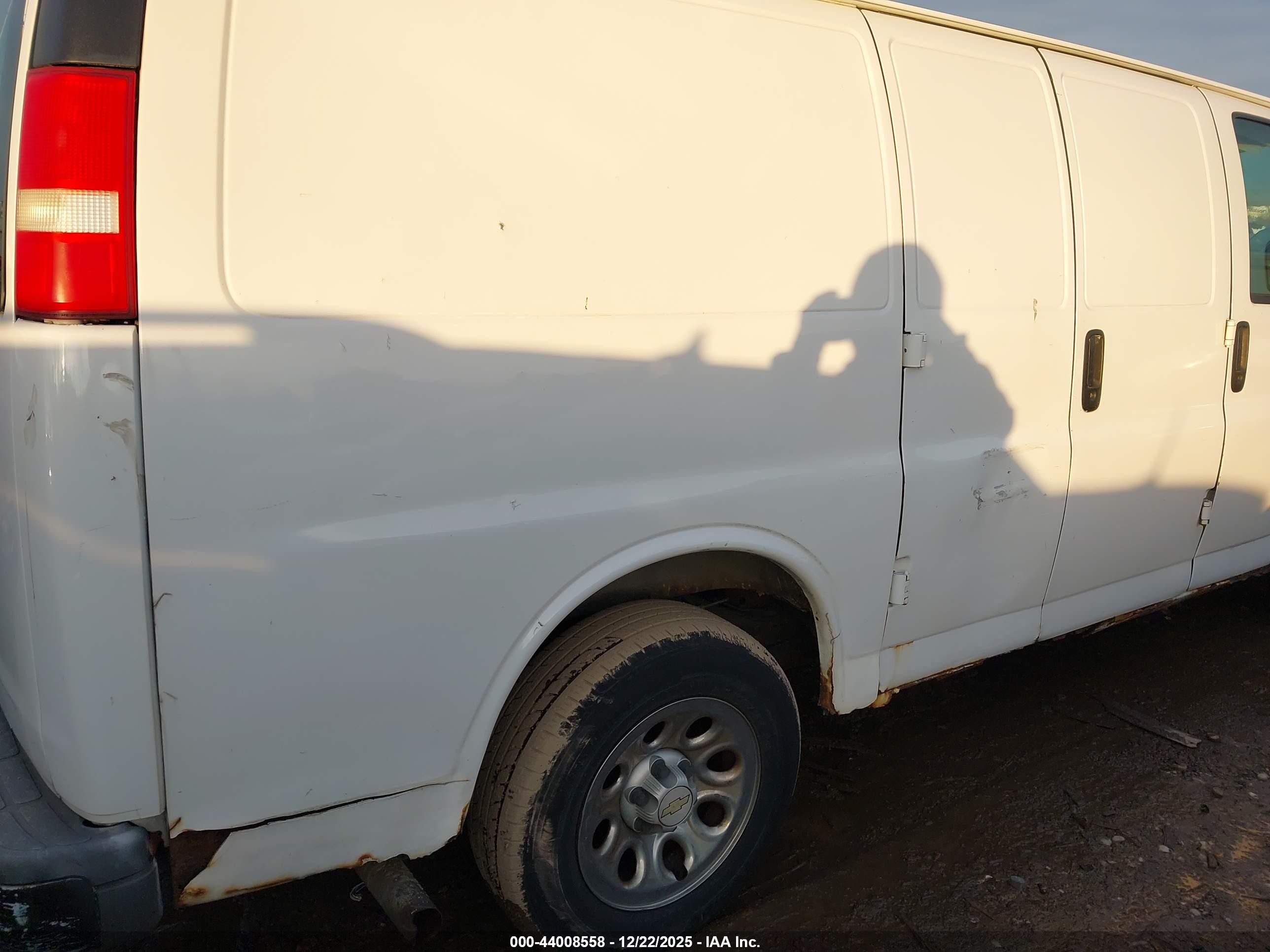 CHEVROLET EXPRESS image 6