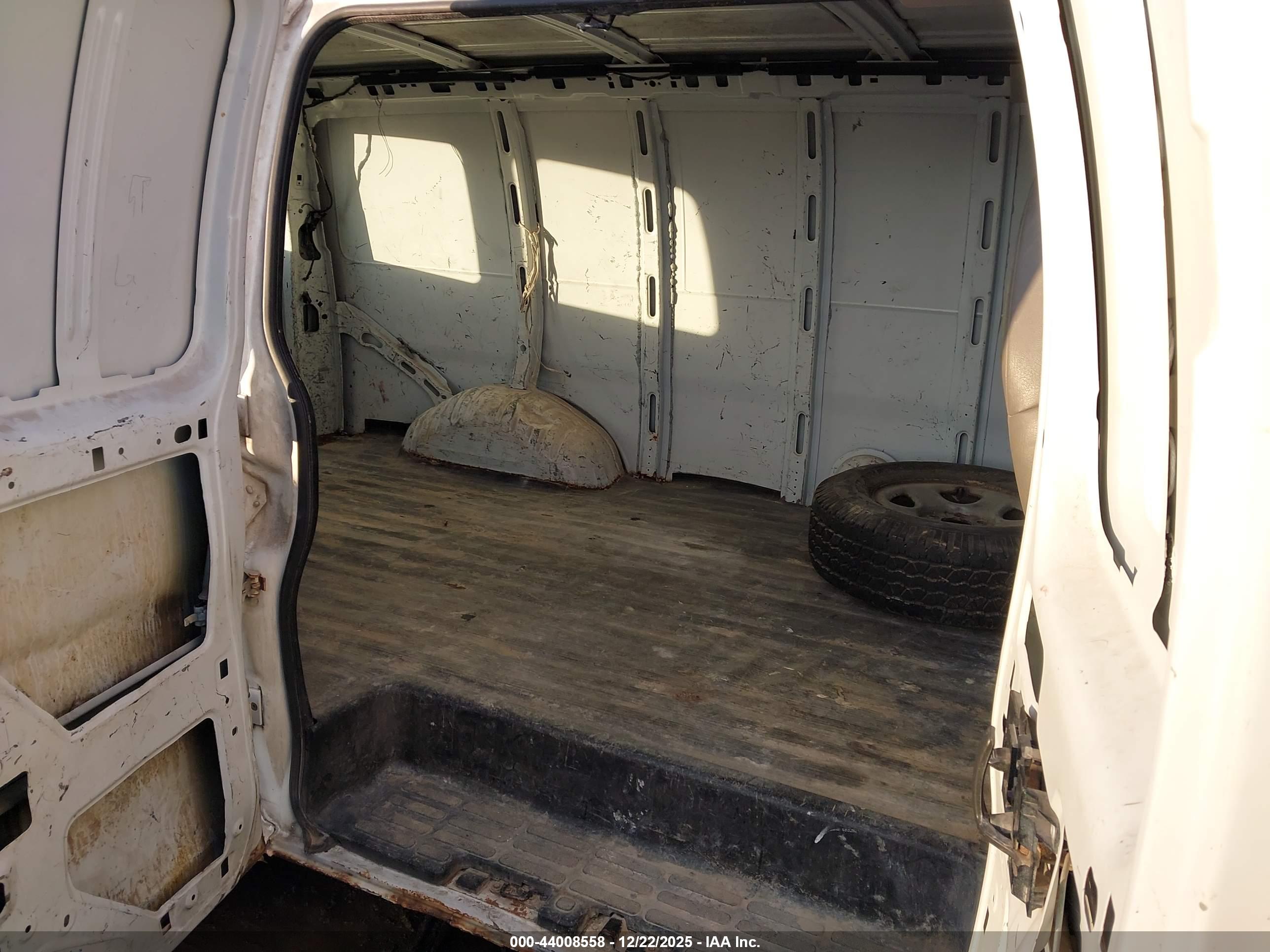 CHEVROLET EXPRESS image 8