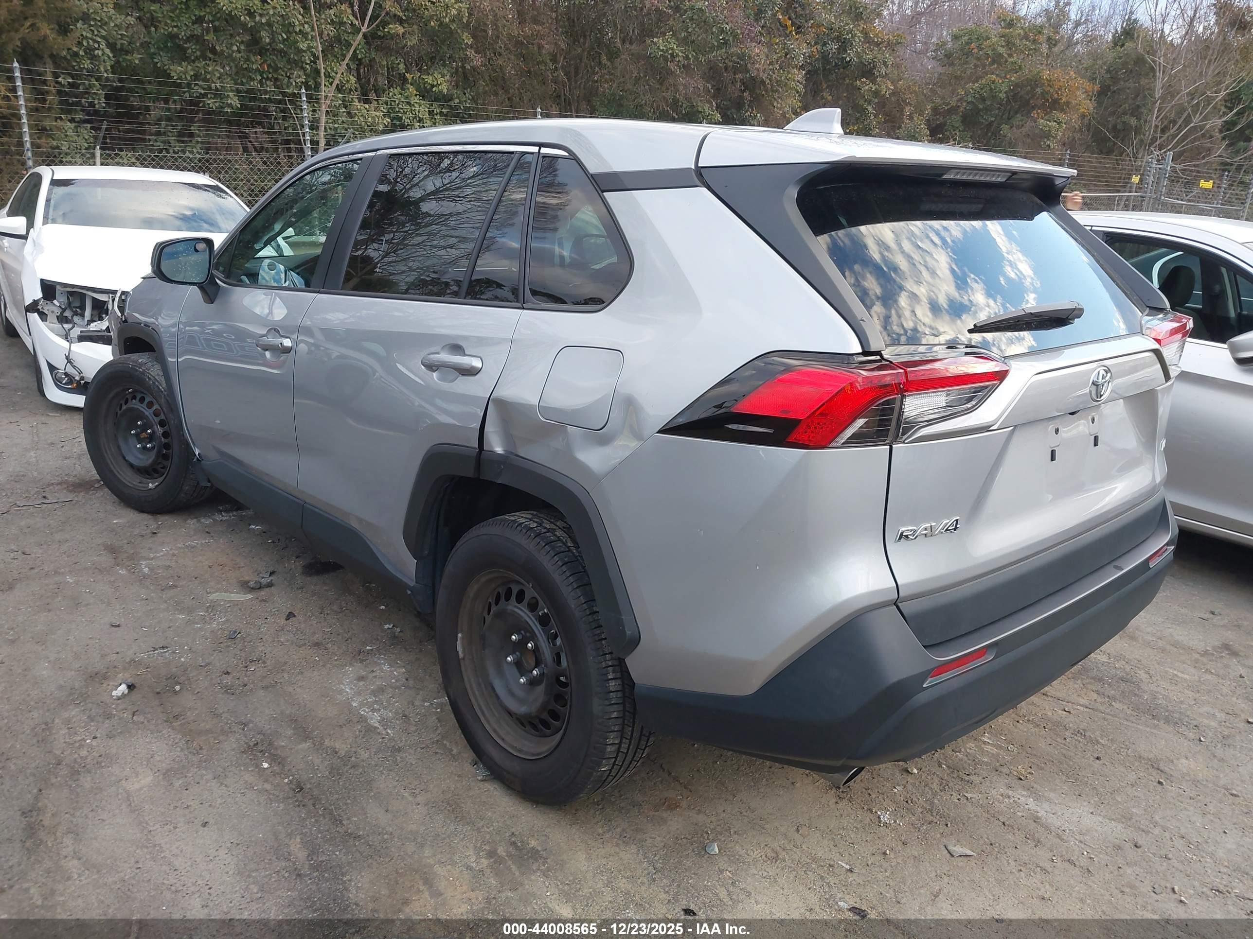 TOYOTA RAV4 image 3
