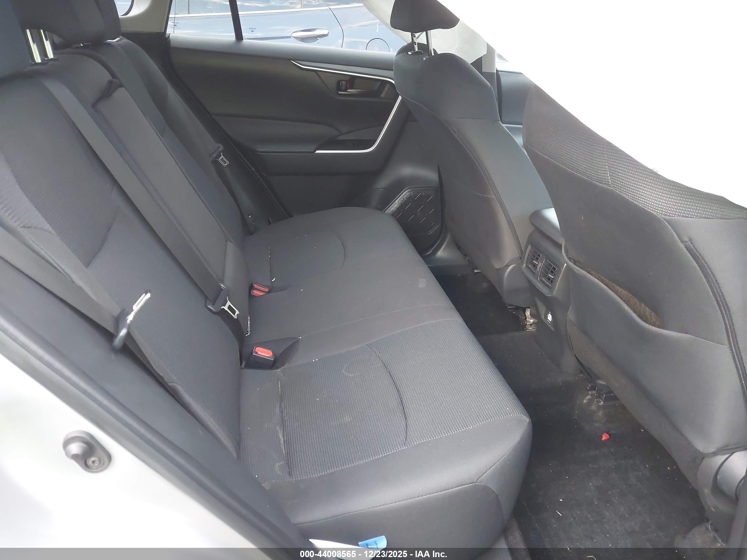 TOYOTA RAV4 image 8