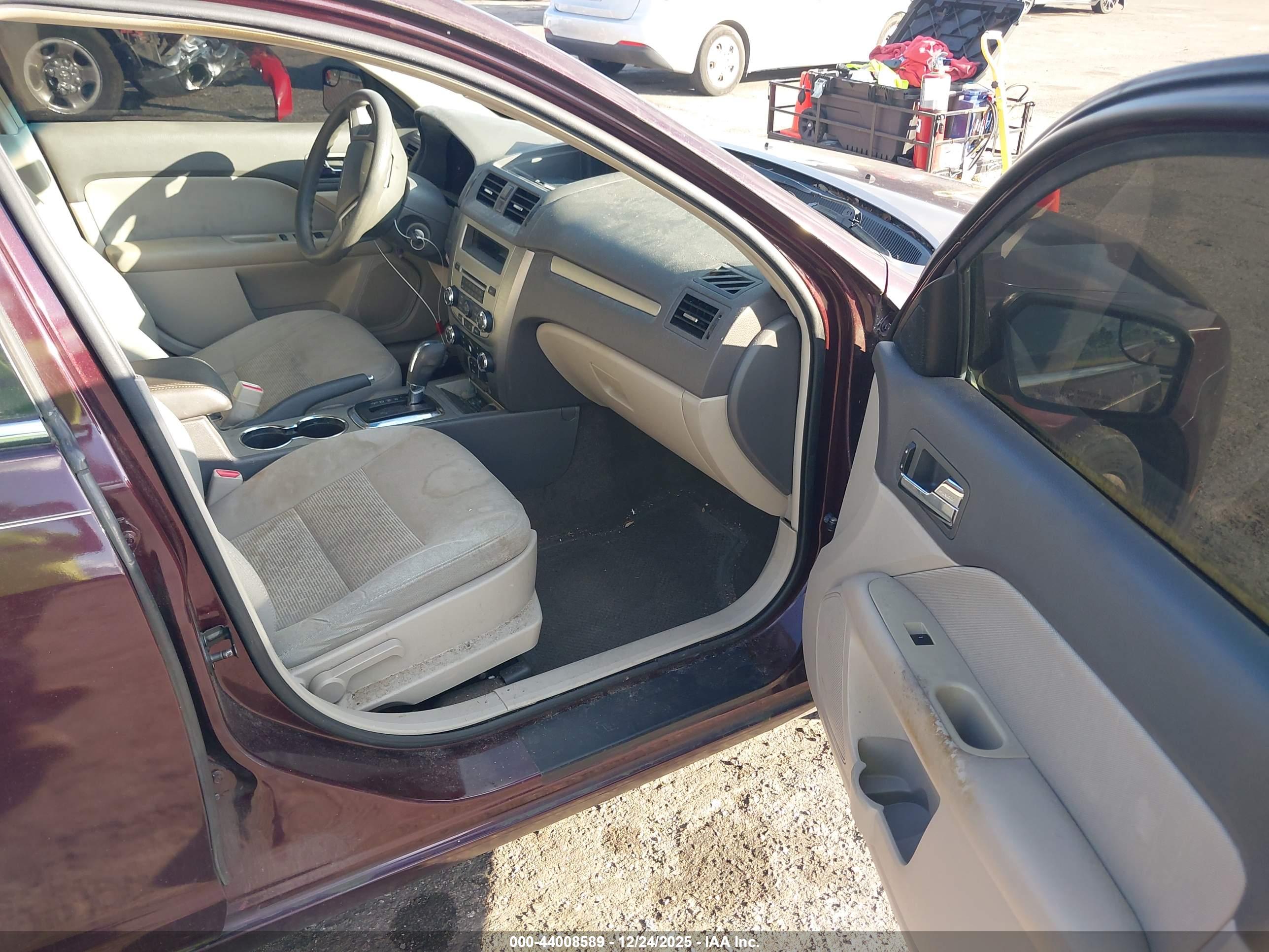 FORD FUSION image 5