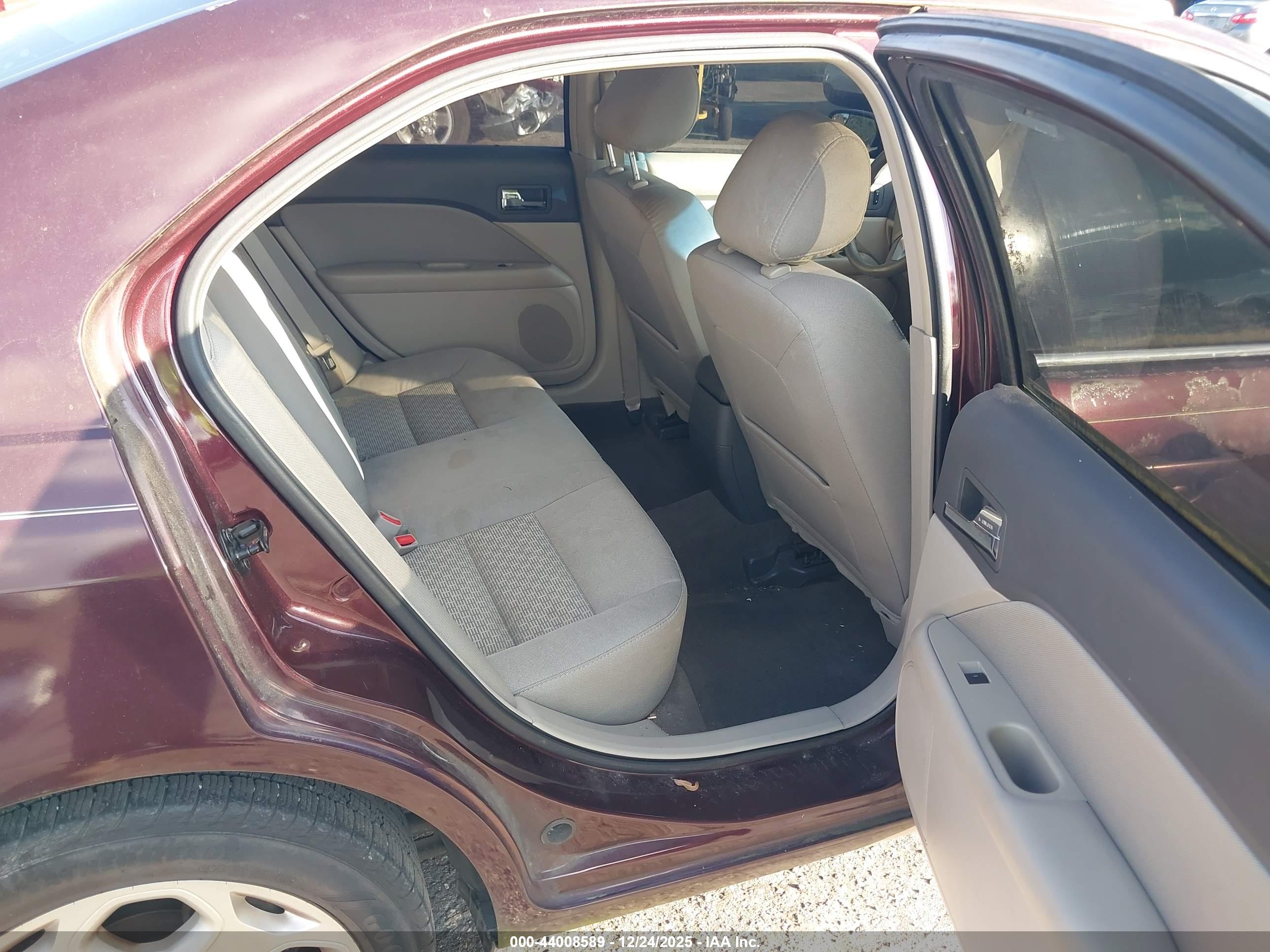 FORD FUSION image 8
