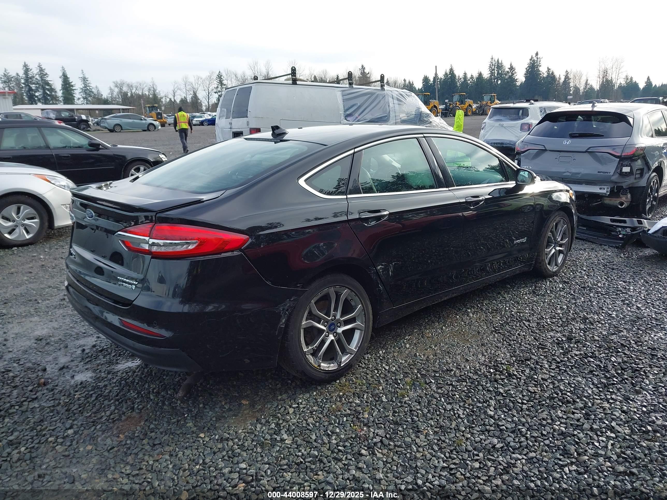 FORD FUSION image 4
