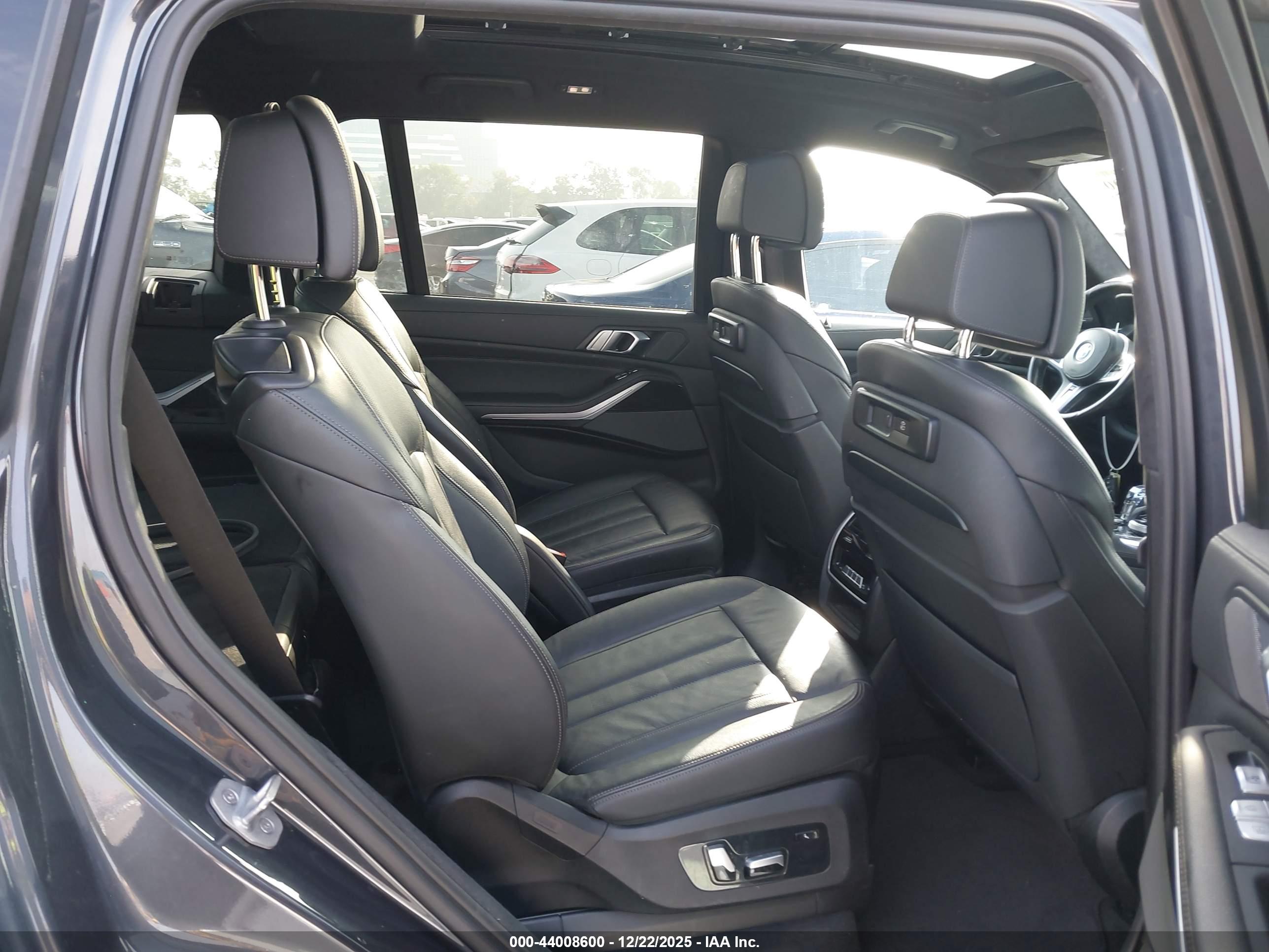BMW X7 image 8