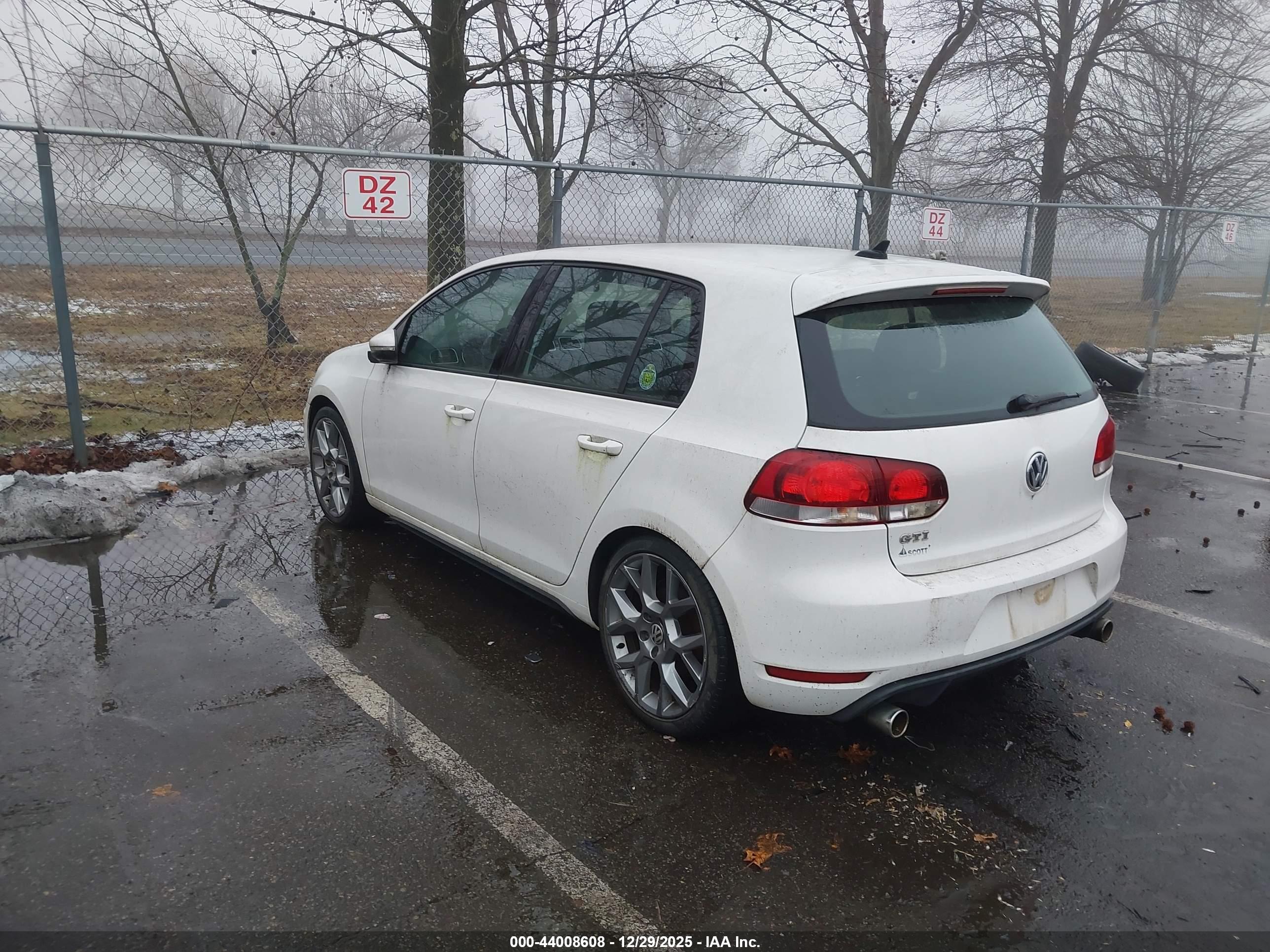 VOLKSWAGEN GTI image 3