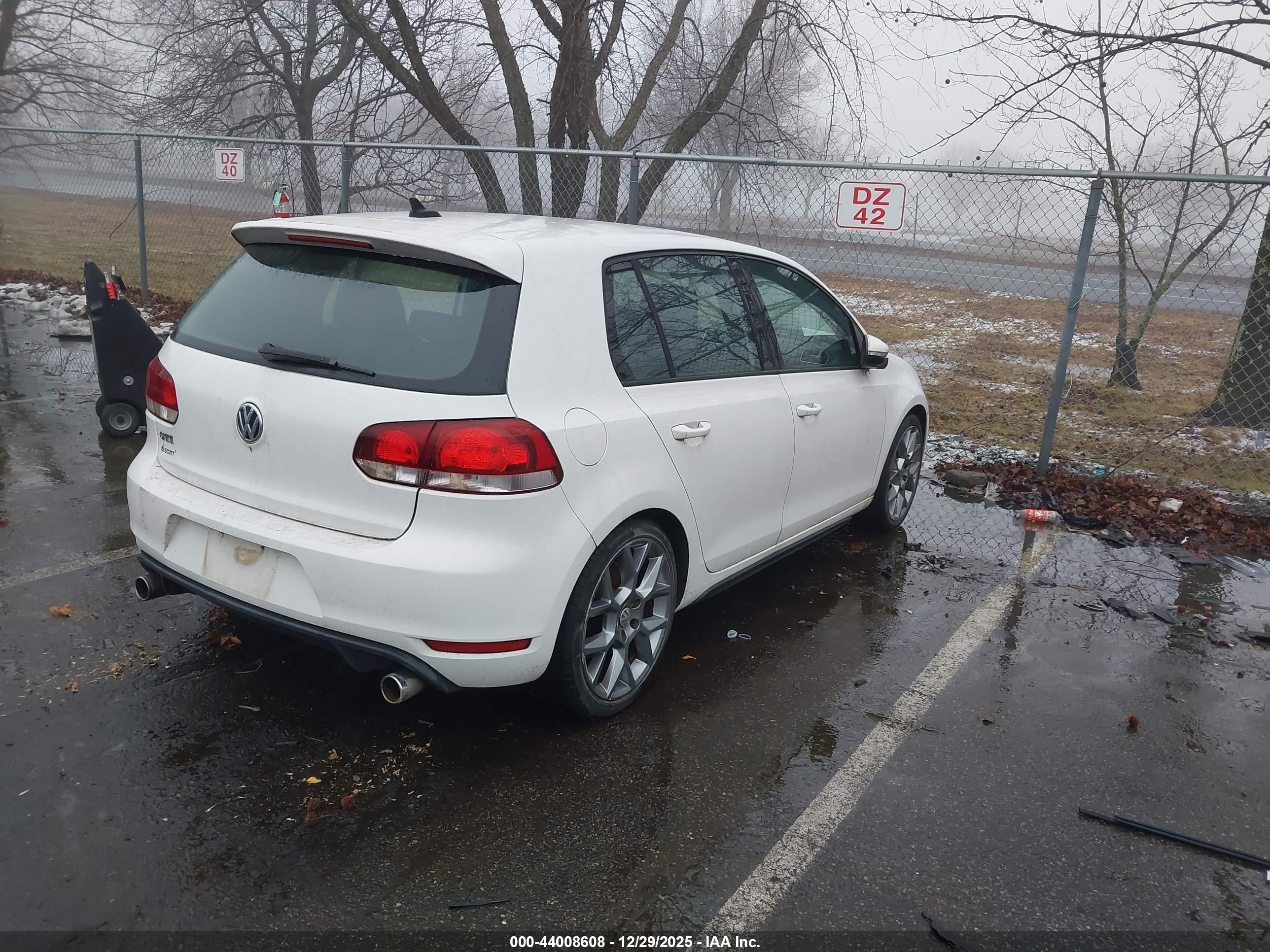 VOLKSWAGEN GTI image 4