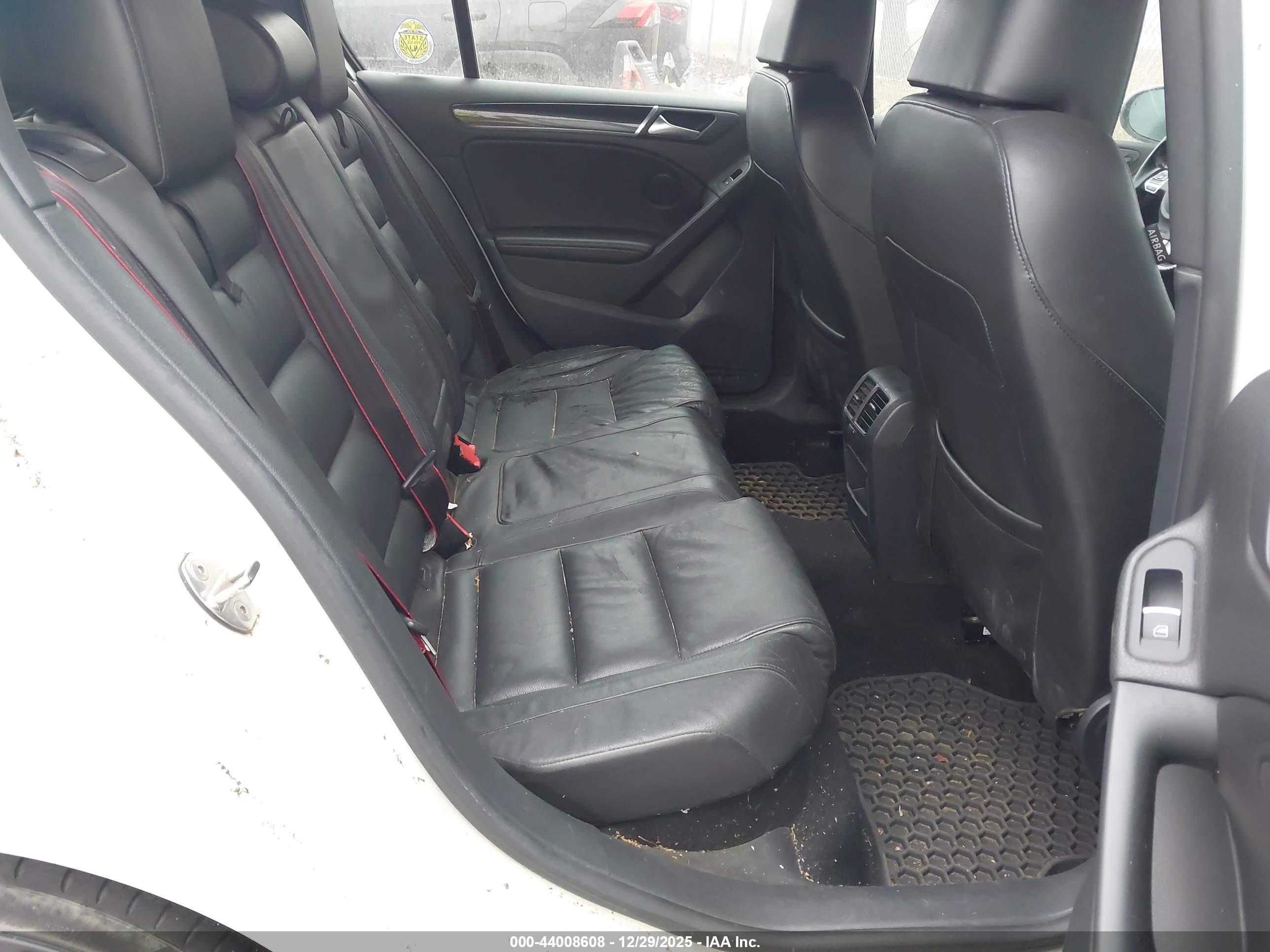 VOLKSWAGEN GTI image 8