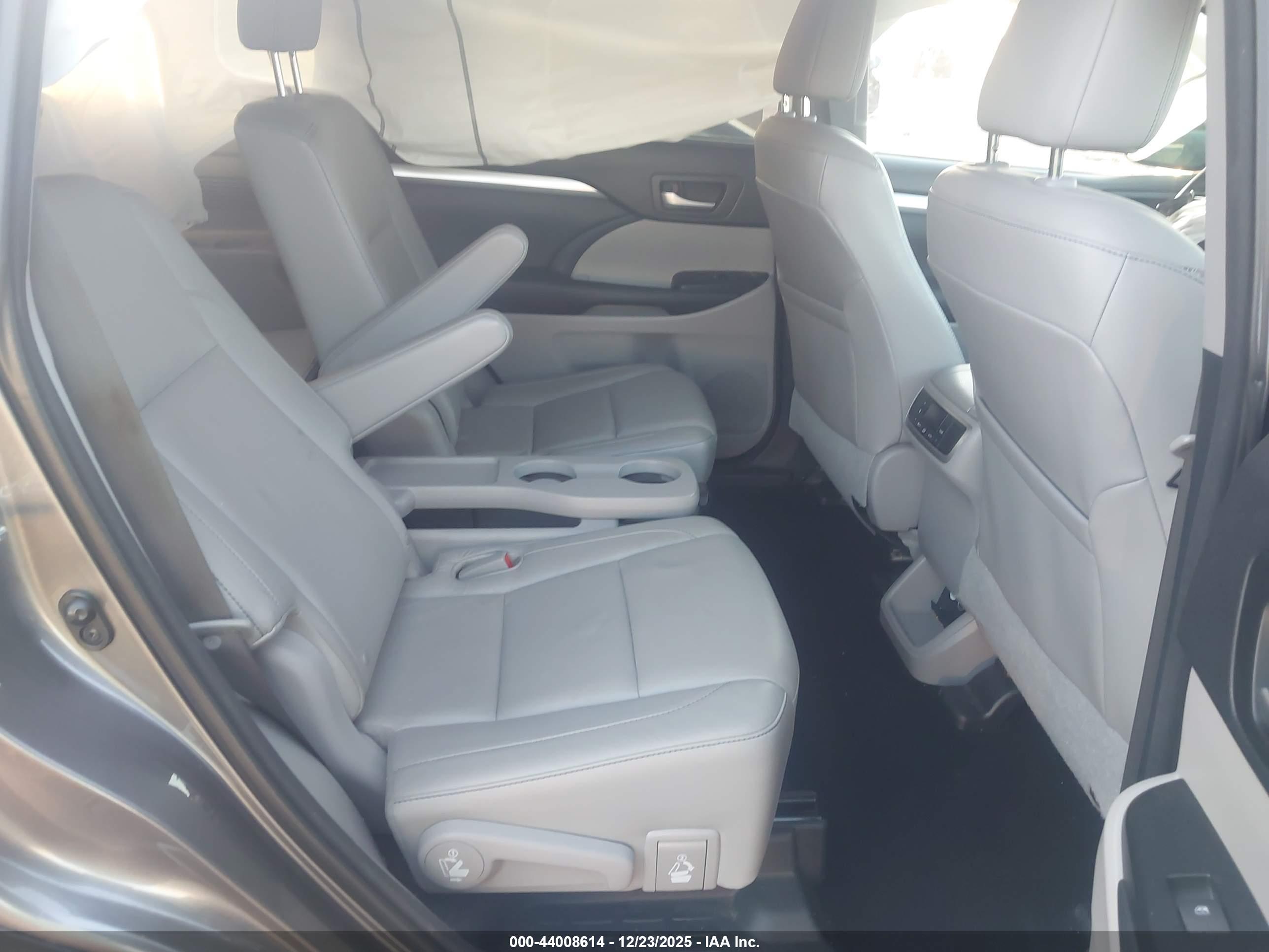TOYOTA HIGHLANDER image 8