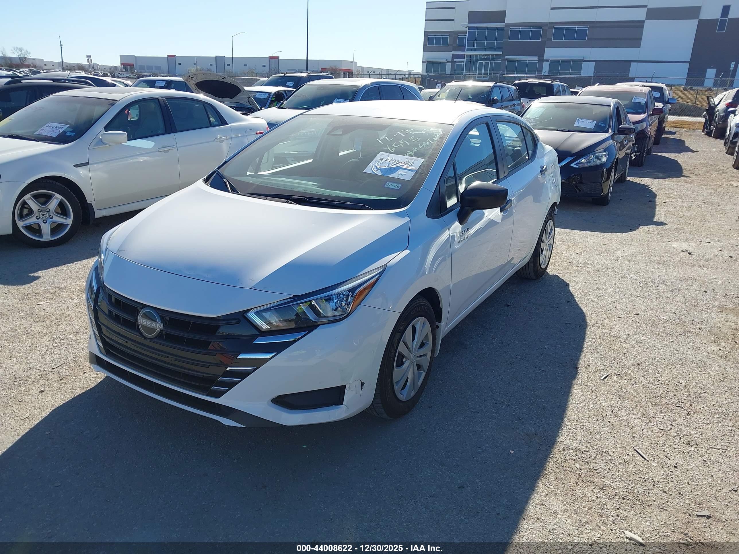 NISSAN VERSA image 2